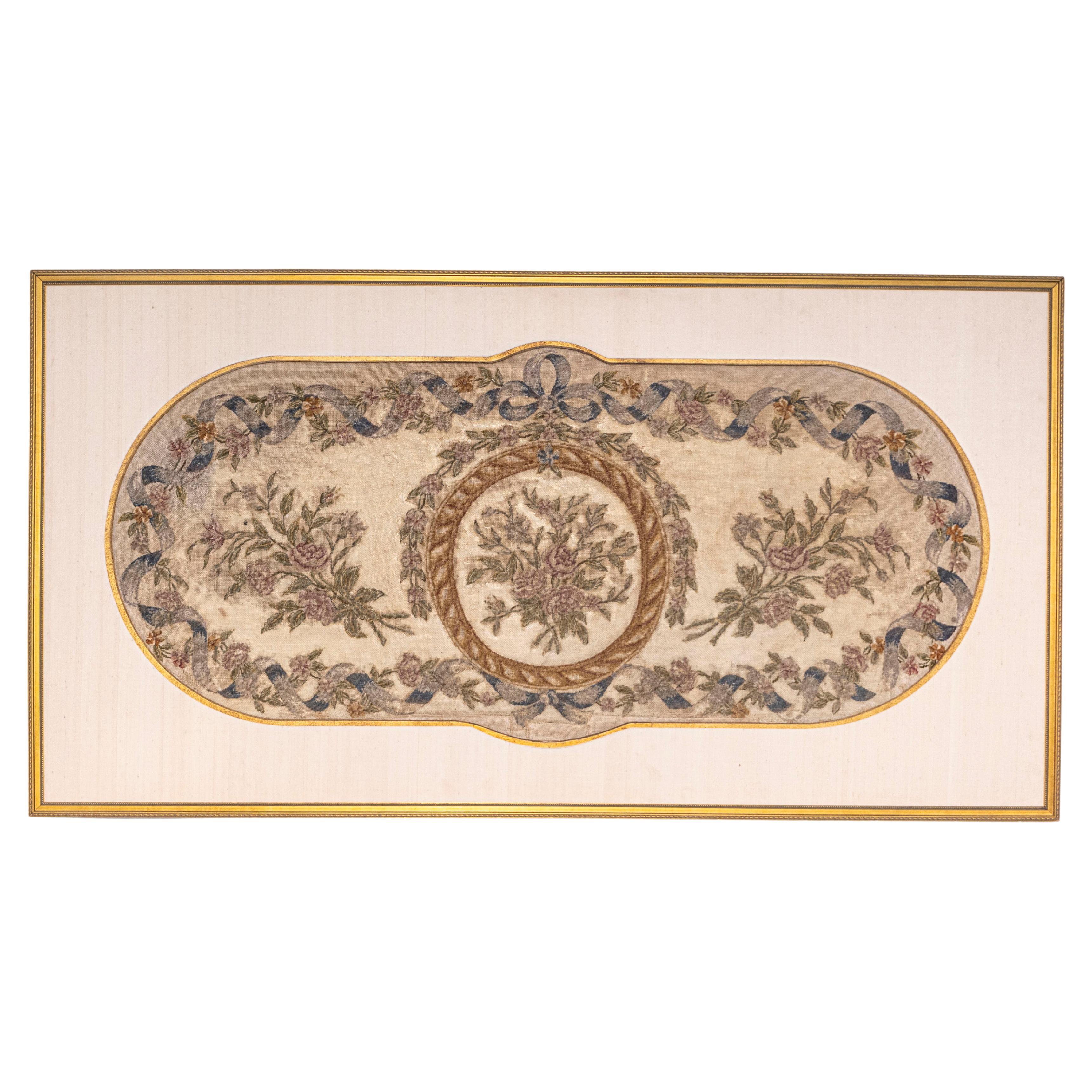 Tapiz francés de punto de aguja del siglo XIX enmarcado con cinta y decoración floral