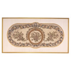 Tapiz francés de punto de aguja del siglo XIX enmarcado con cinta y decoración floral