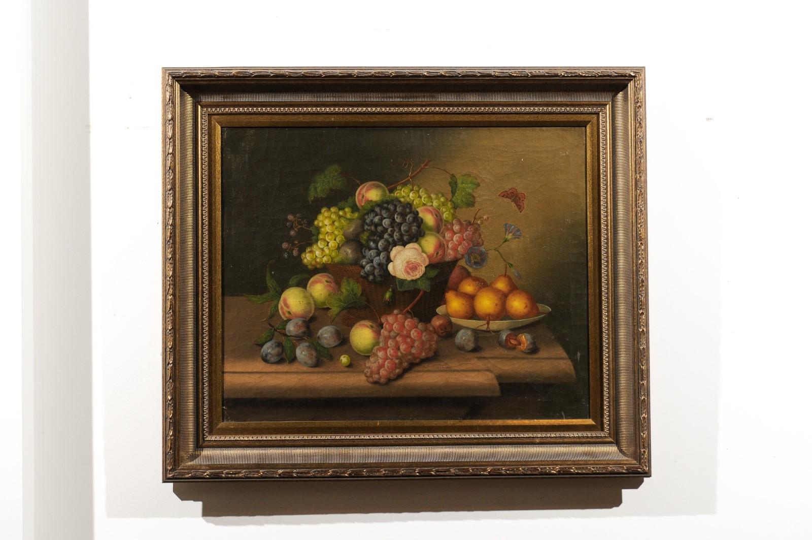 Une peinture française encadrée, à l'huile sur toile, de nature morte du 19ème siècle représentant des fruits. Née en France au XIXe siècle, cette exquise nature morte représente une abondance de fruits appétissants présentés dans un panier en osier