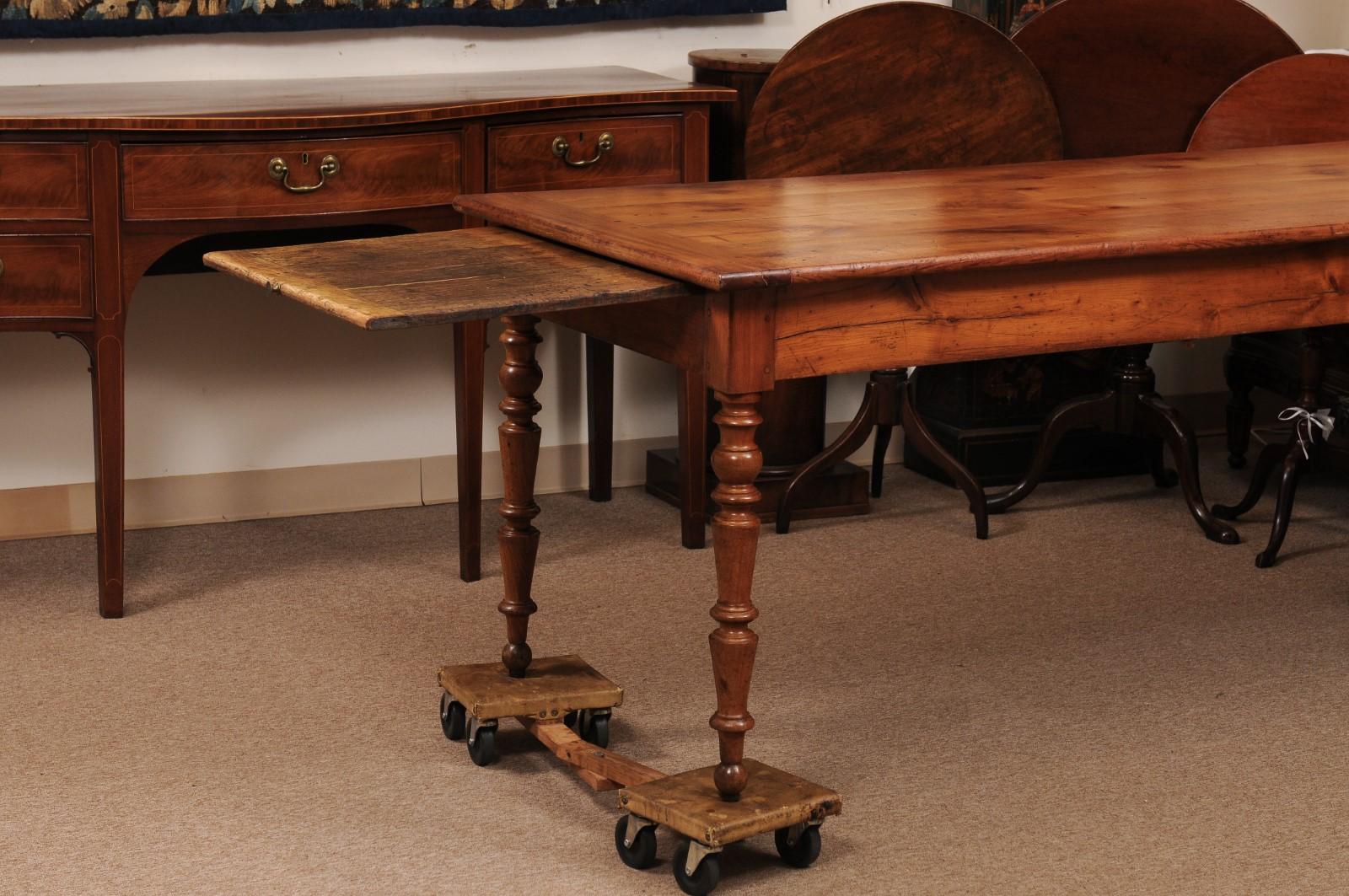 Table de ferme en bois fruitier du 19ème siècle avec pieds tournés en vente 5