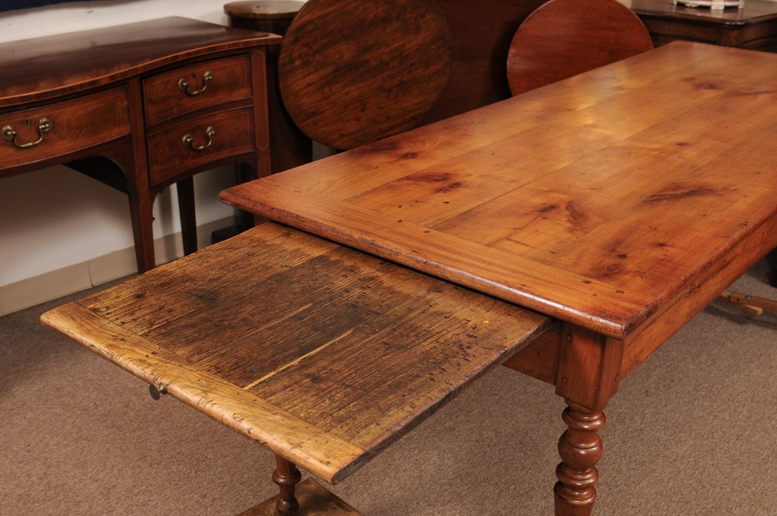 Table de ferme en bois fruitier du 19ème siècle avec pieds tournés en vente 6