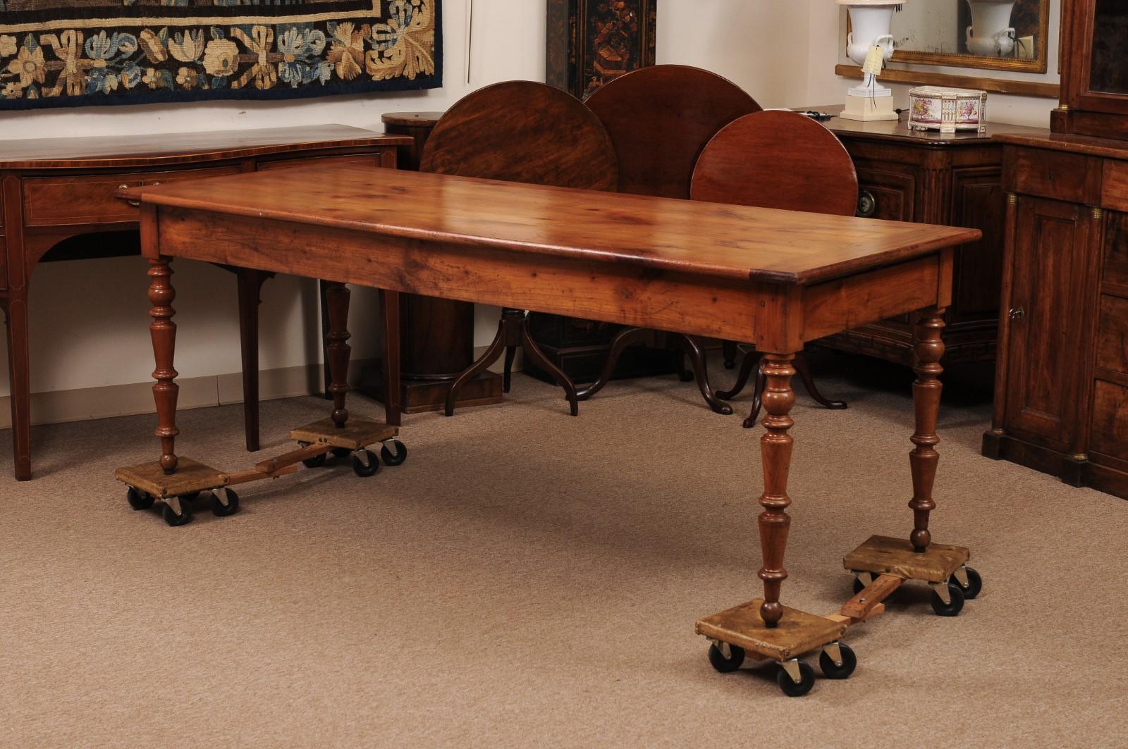 Table de ferme en bois fruitier du 19ème siècle avec pieds tournés en vente 8