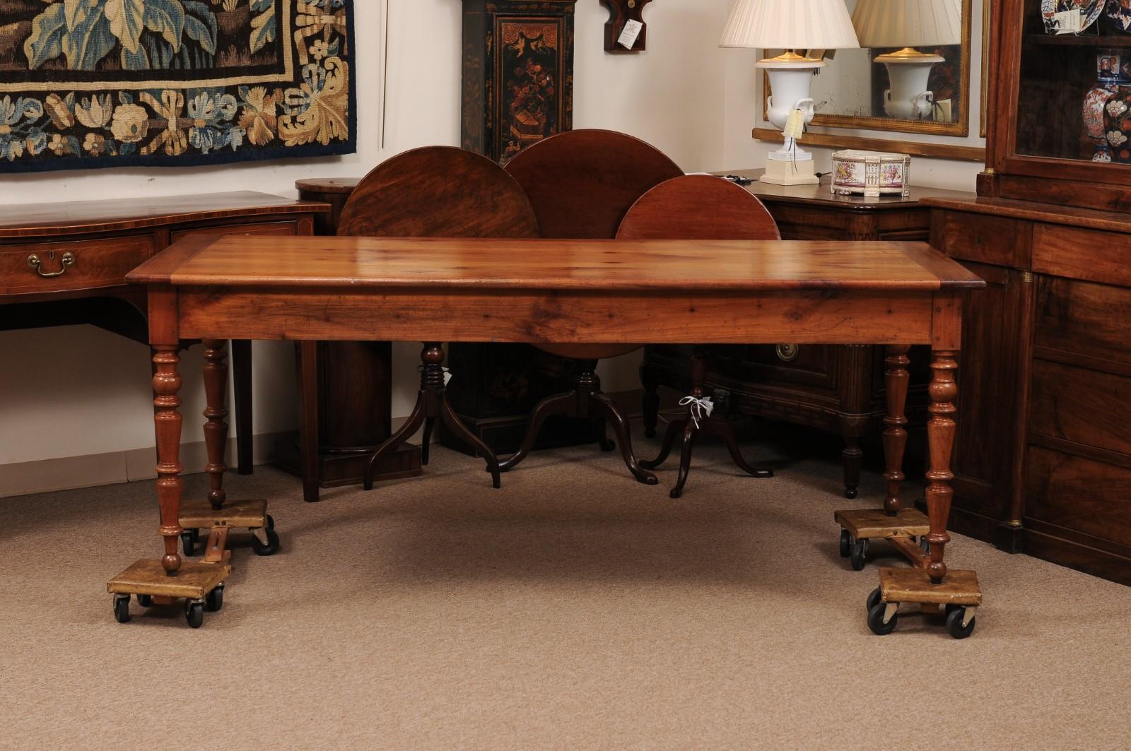 Table de ferme en bois fruitier du 19ème siècle avec pieds tournés en vente 9