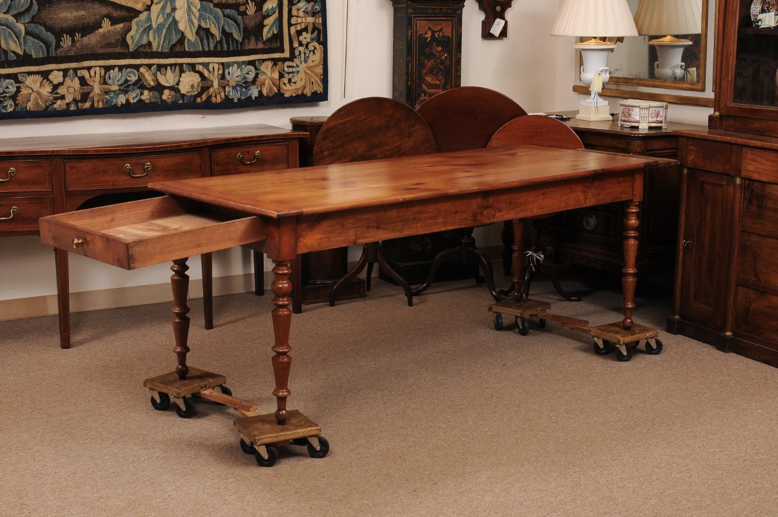 Table de ferme en bois fruitier du 19ème siècle avec pieds tournés État moyen - En vente à Atlanta, GA