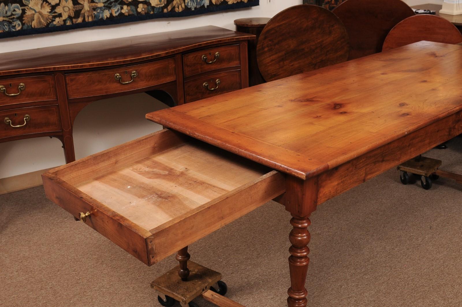 XIXe siècle Table de ferme en bois fruitier du 19ème siècle avec pieds tournés en vente