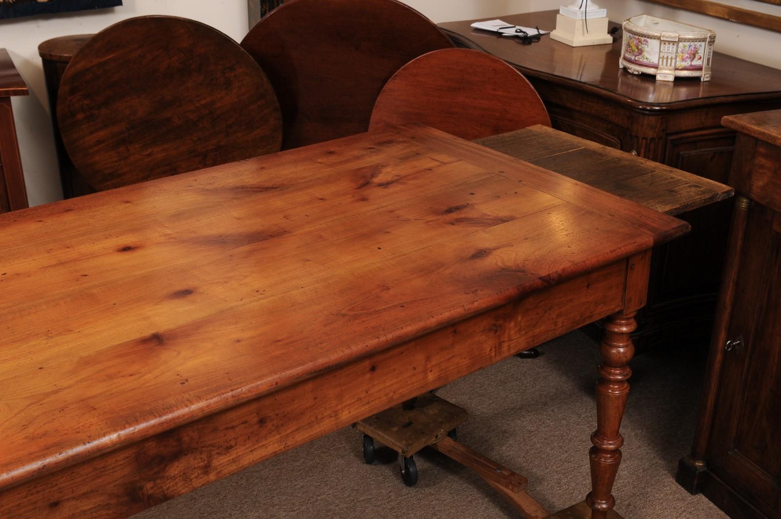 Fruitiers Table de ferme en bois fruitier du 19ème siècle avec pieds tournés en vente