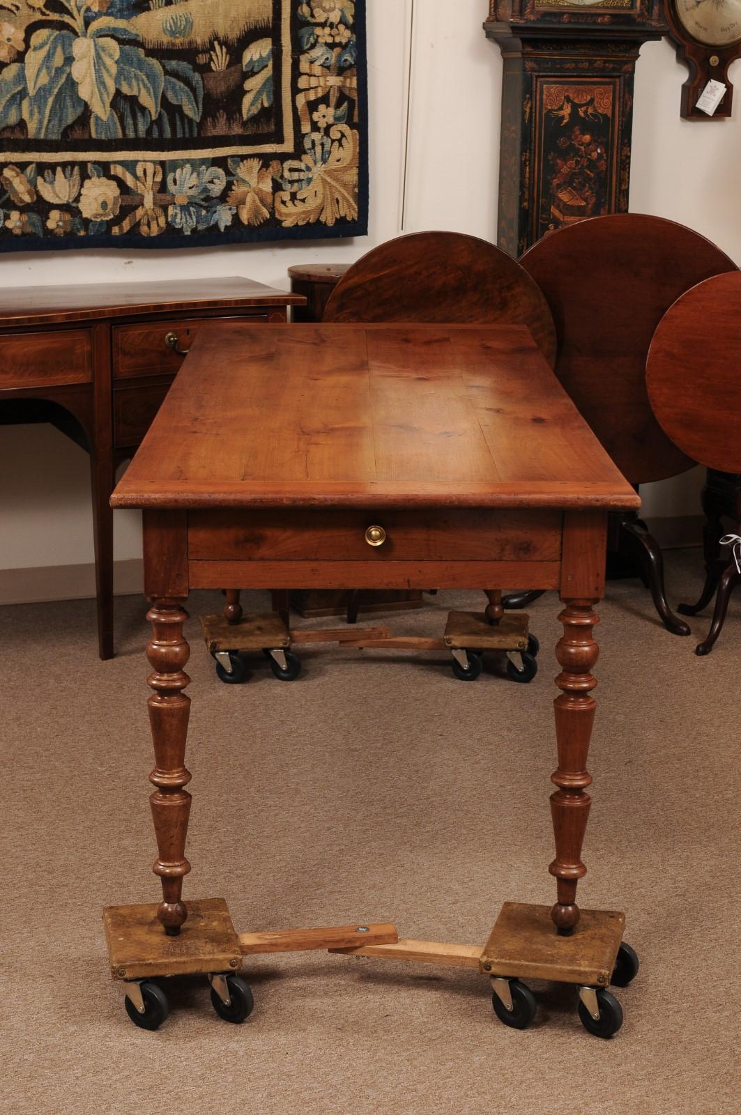 Table de ferme en bois fruitier du 19ème siècle avec pieds tournés en vente 1