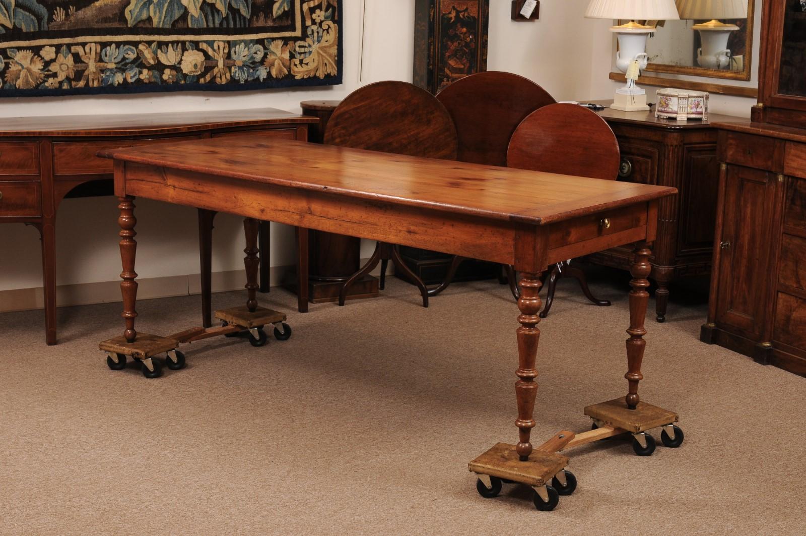 Table de ferme en bois fruitier du 19ème siècle avec pieds tournés en vente 2