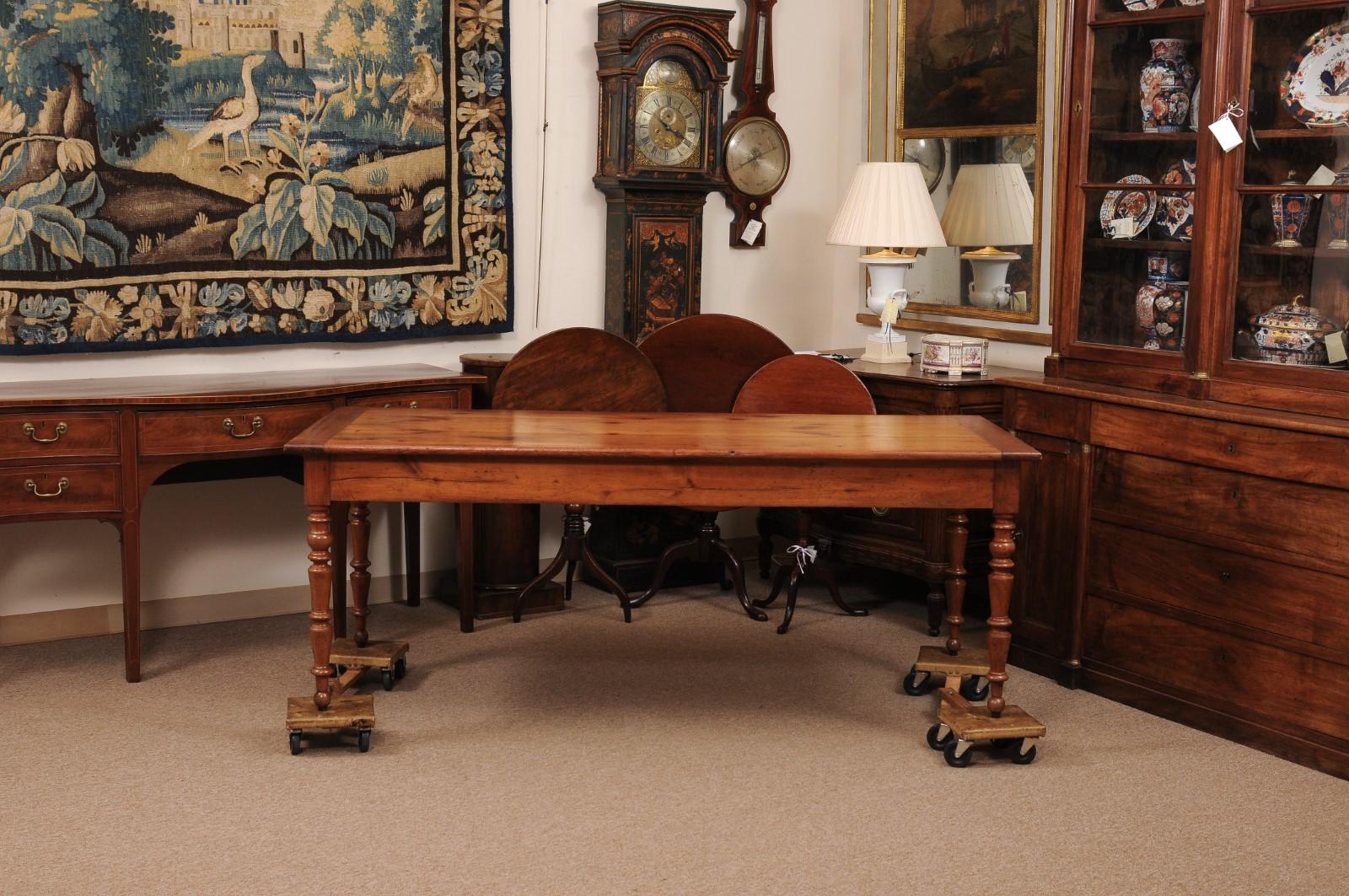 Table de ferme en bois fruitier du 19ème siècle avec pieds tournés en vente 3