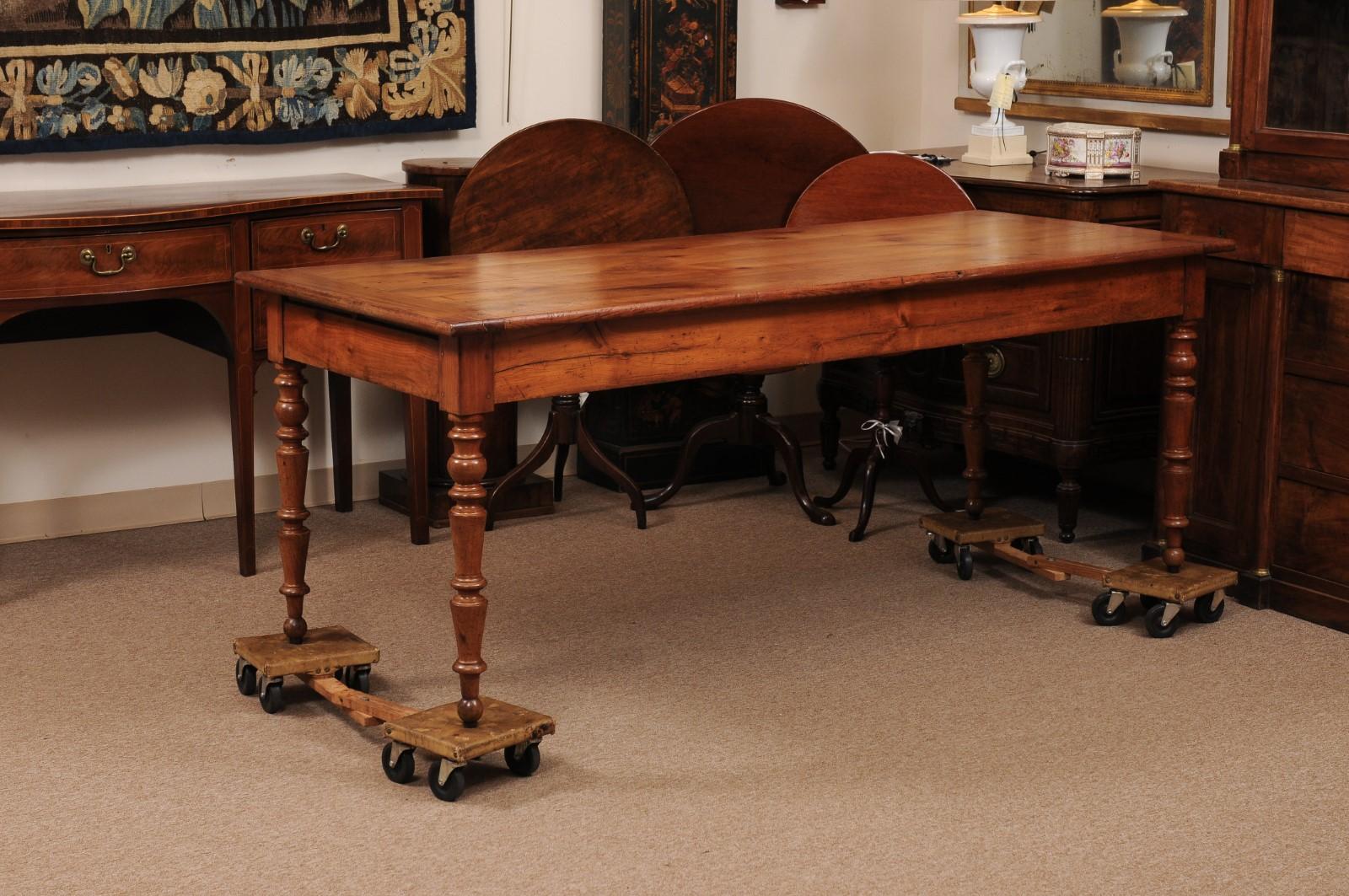 Table de ferme en bois fruitier du 19ème siècle avec pieds tournés en vente 4