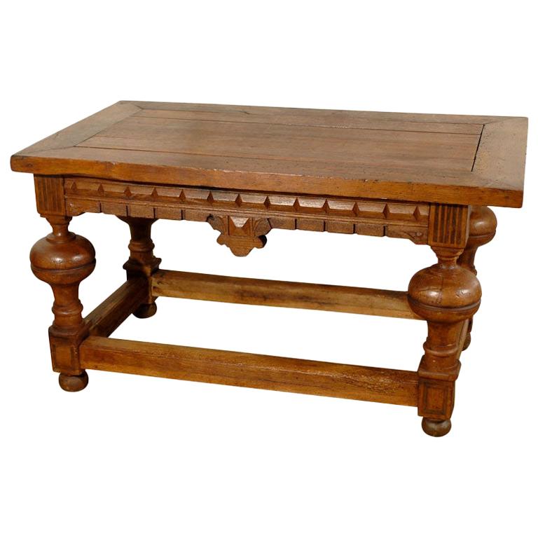 Table d'appoint en bois fruitier du XIXe siècle avec tablier sculpté à la main et pieds bulbeux