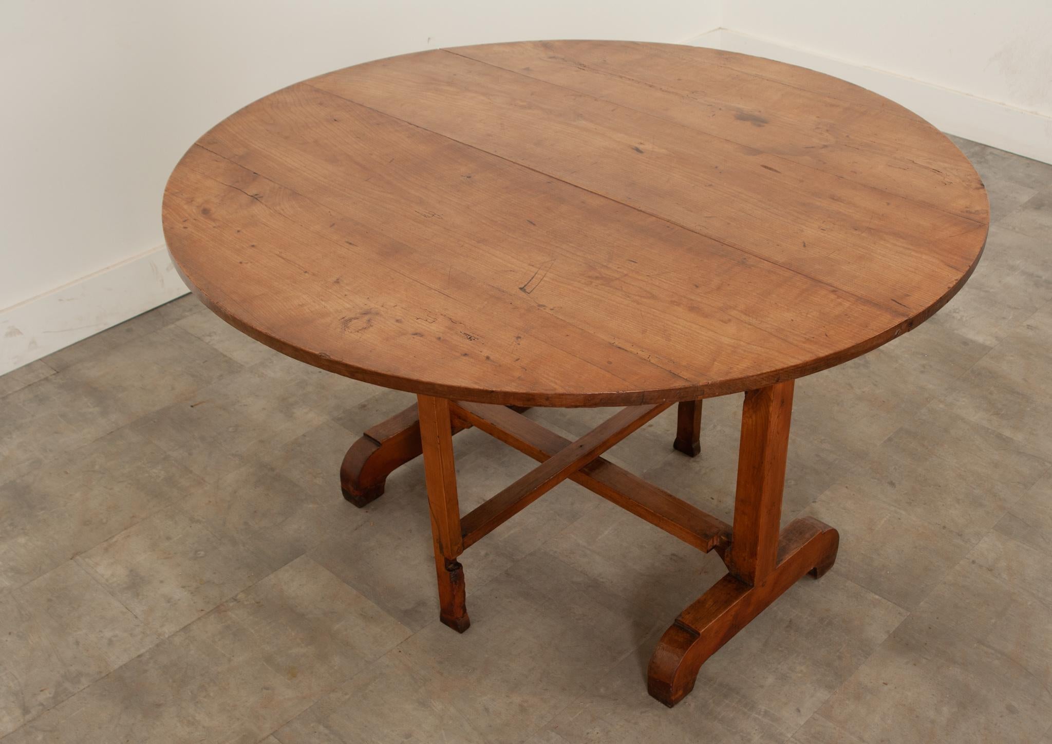 French 19th Century Fruitwood Vendange Table For Sale 1