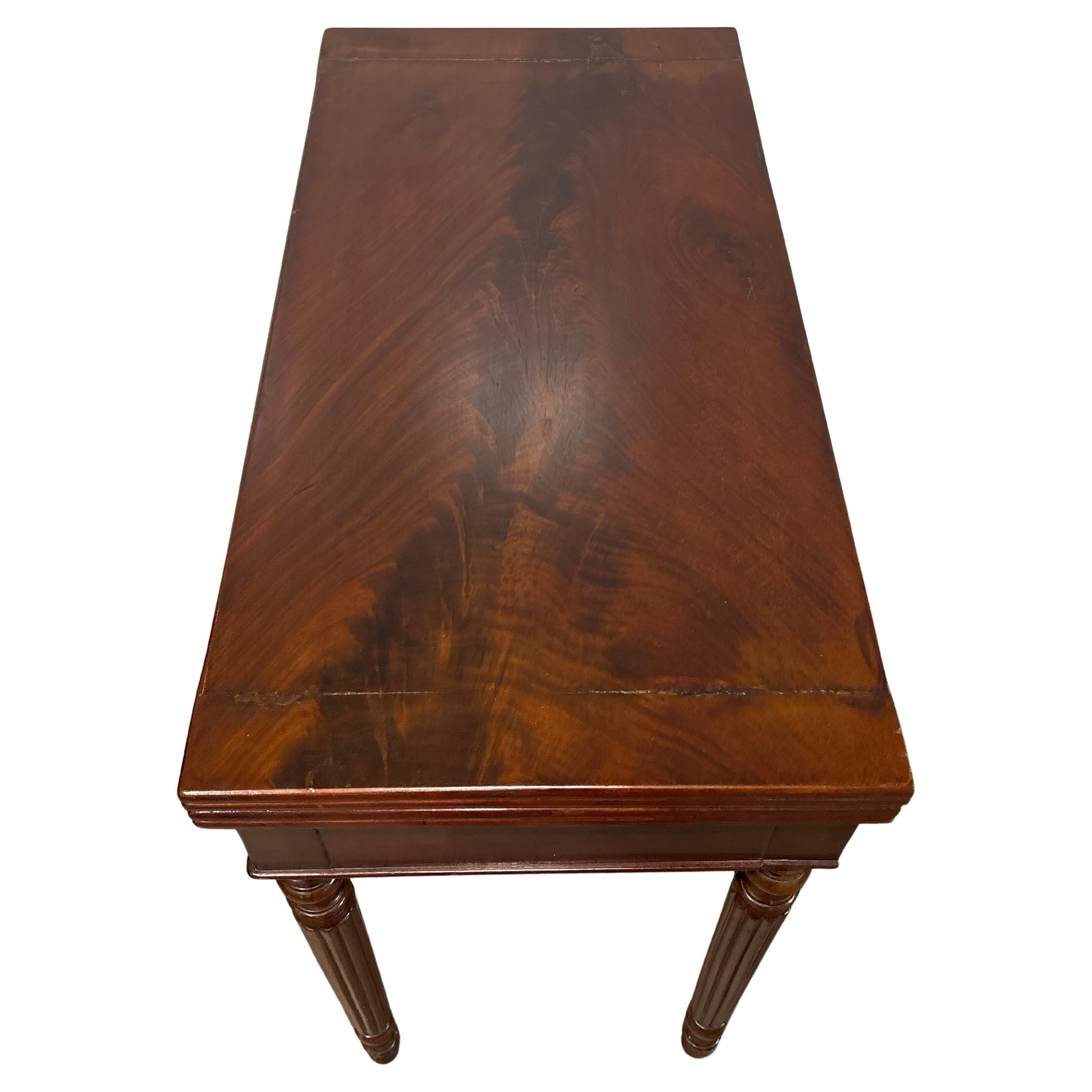 Questo meraviglioso tavolo da gioco francese del XIX secolo è realizzato in noce fiammato con un tessuto rosso sul piano. Quando il tavolo è chiuso, può diventare una piccola console. 
Dimensioni quando è aperto
32,75