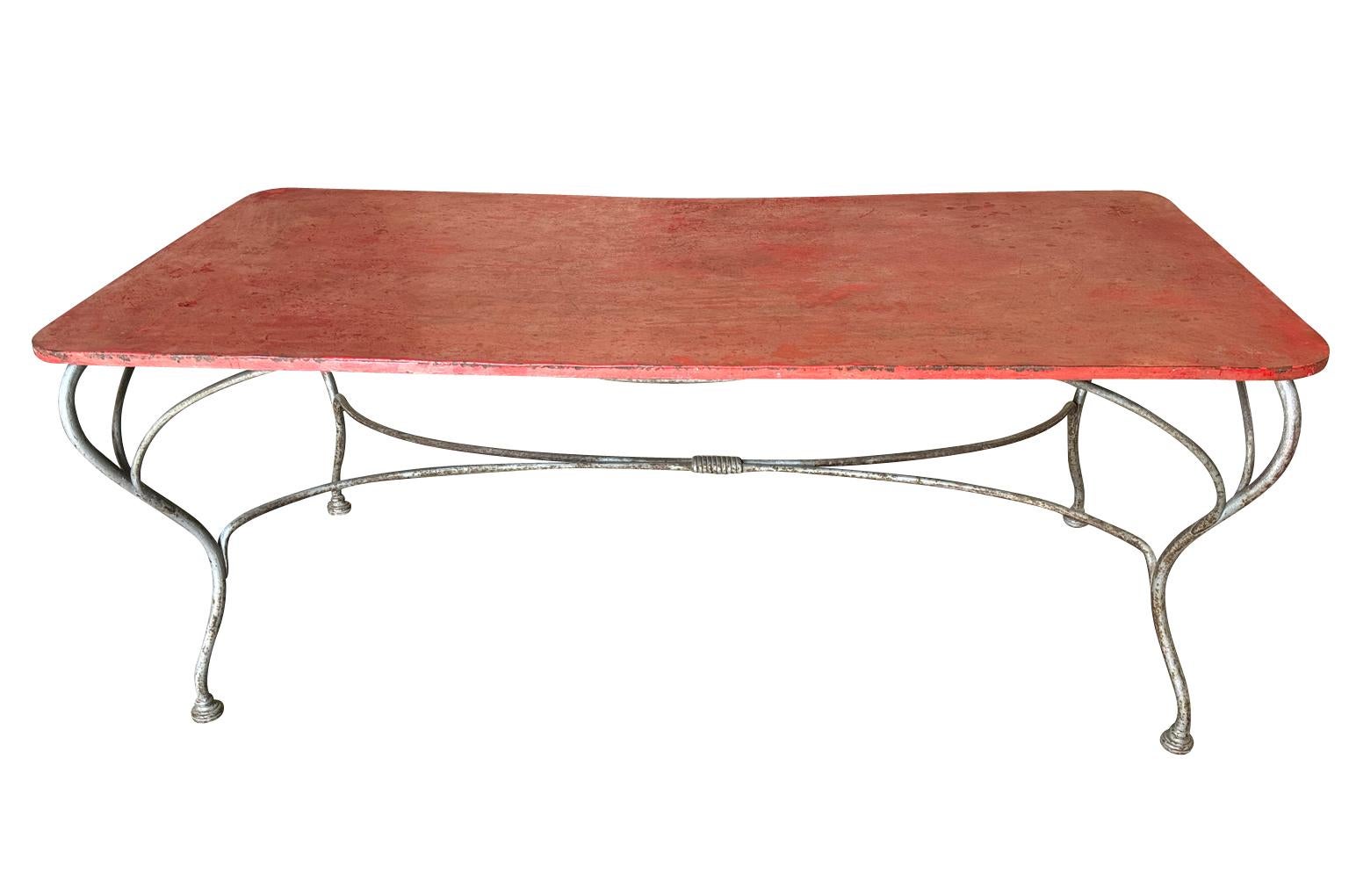 Charmante table de salle à manger de jardin de la fin du XIXe siècle, originaire de la région de Provence. La base est en fer et le plateau en métal. Parfait comme table de cuisine ou pour tout jardin. Merveilleuse couleur et patine. 