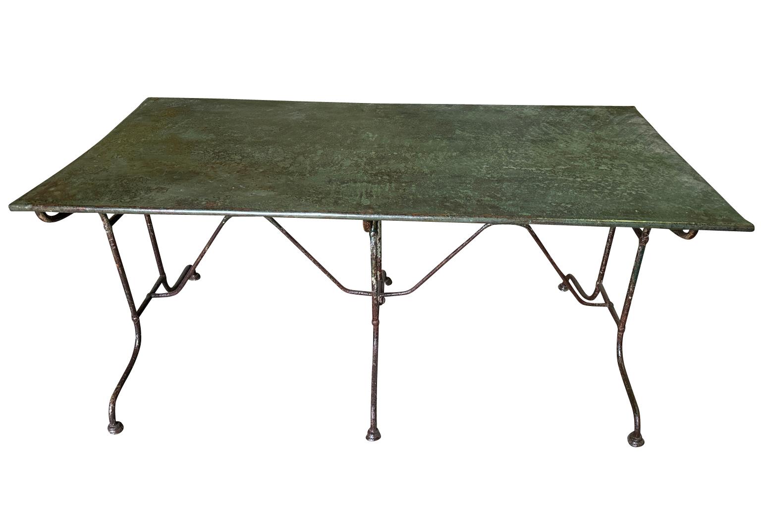 Charmante table de salle à manger de jardin du sud de la France, datant de la fin du XIXe siècle. Merveilleusement construit avec une base en fer forgé à la main et un plateau en fer. Parfait comme table de cuisine ou pour tout jardin. Merveilleuse
