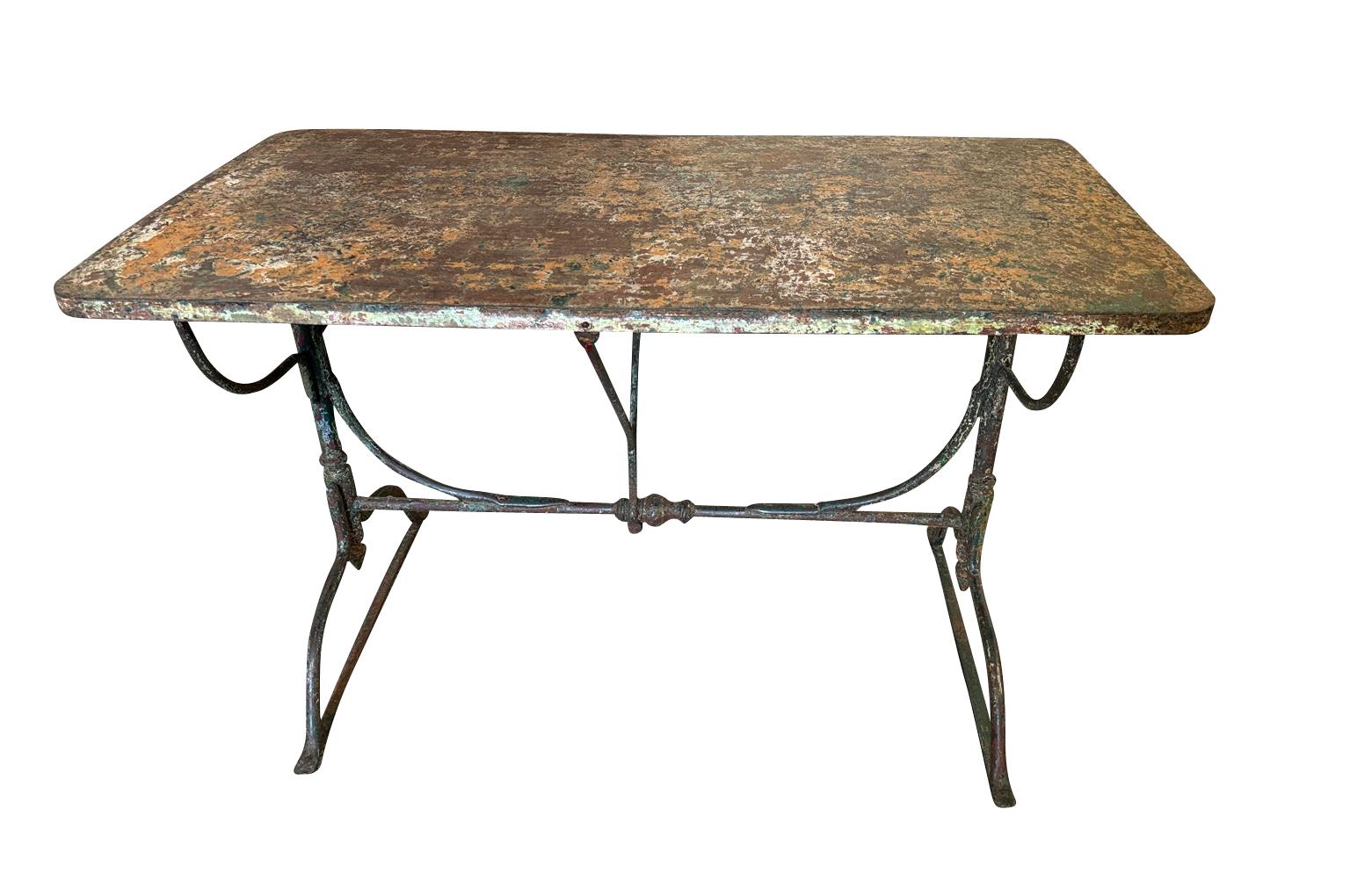 Encantadora mesa de jardín del siglo XIX procedente de la región francesa de Provenza. Sólidamente construido en hierro pintado: estupenda pátina y buen peso. Perfecto para cualquier interior o jardín.
