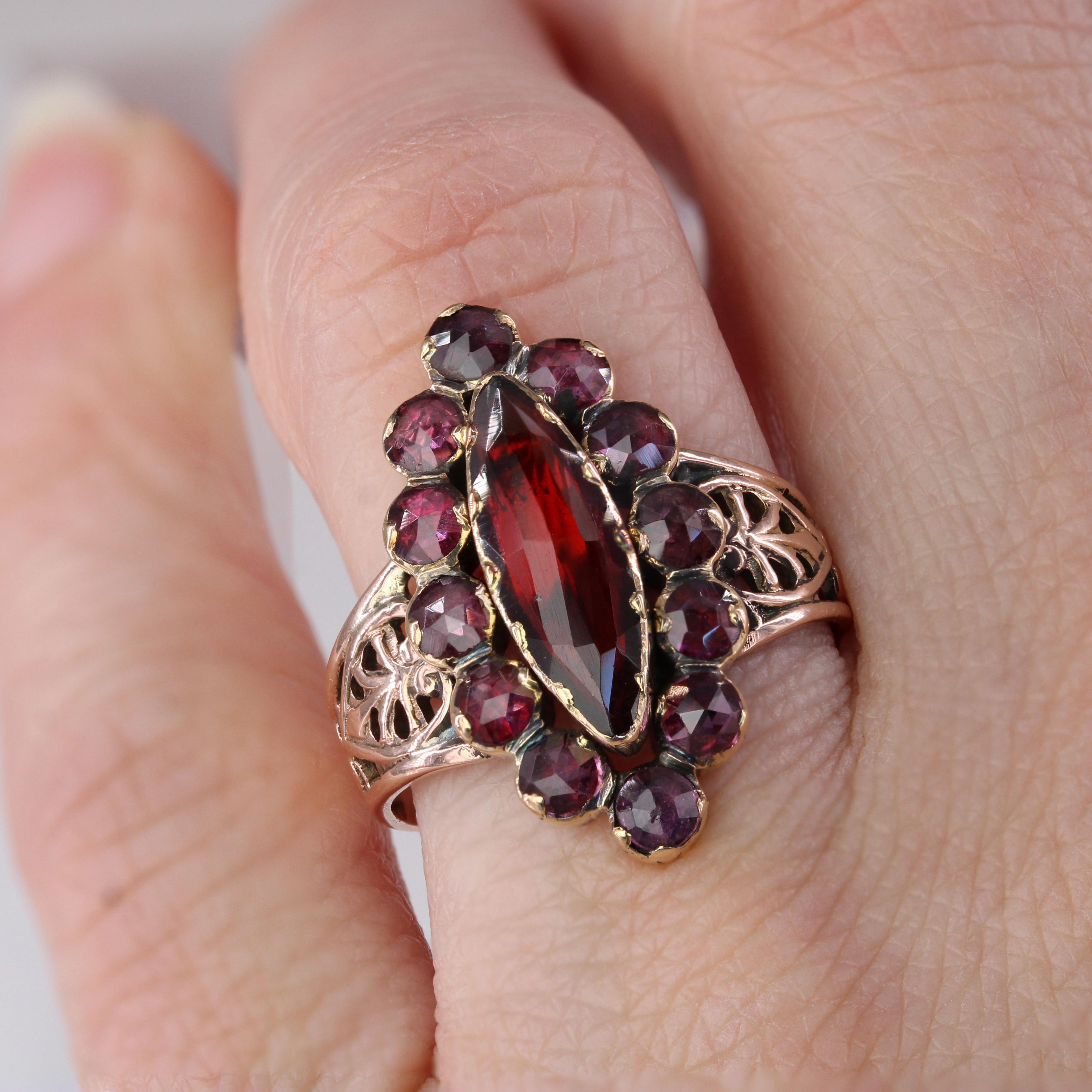 Bague marquise française du 19ème siècle en or rose 18 carats et grenats en vente 8