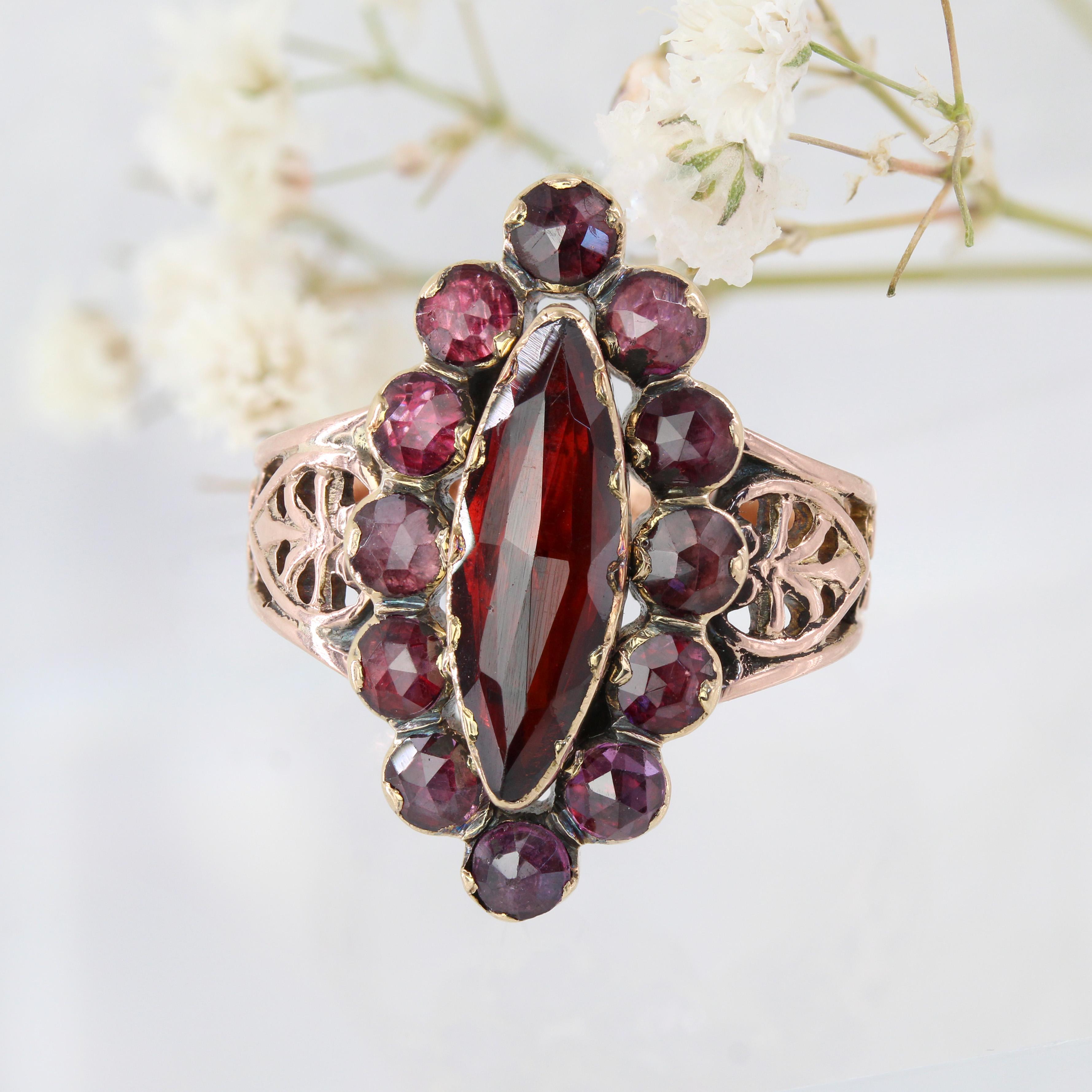 Napoléon III Bague marquise française du 19ème siècle en or rose 18 carats et grenats en vente