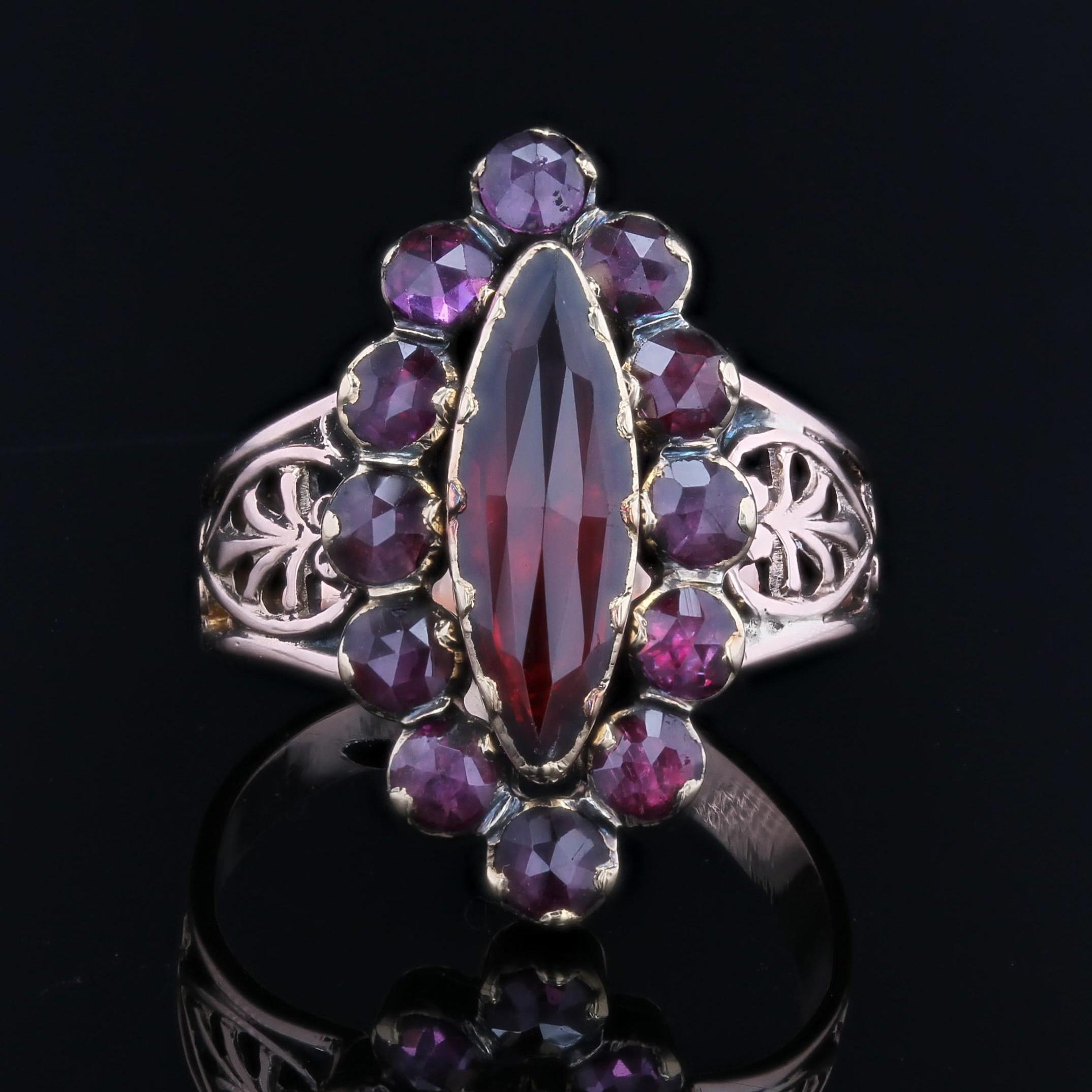 Bague marquise française du 19ème siècle en or rose 18 carats et grenats Bon état - En vente à Poitiers, FR