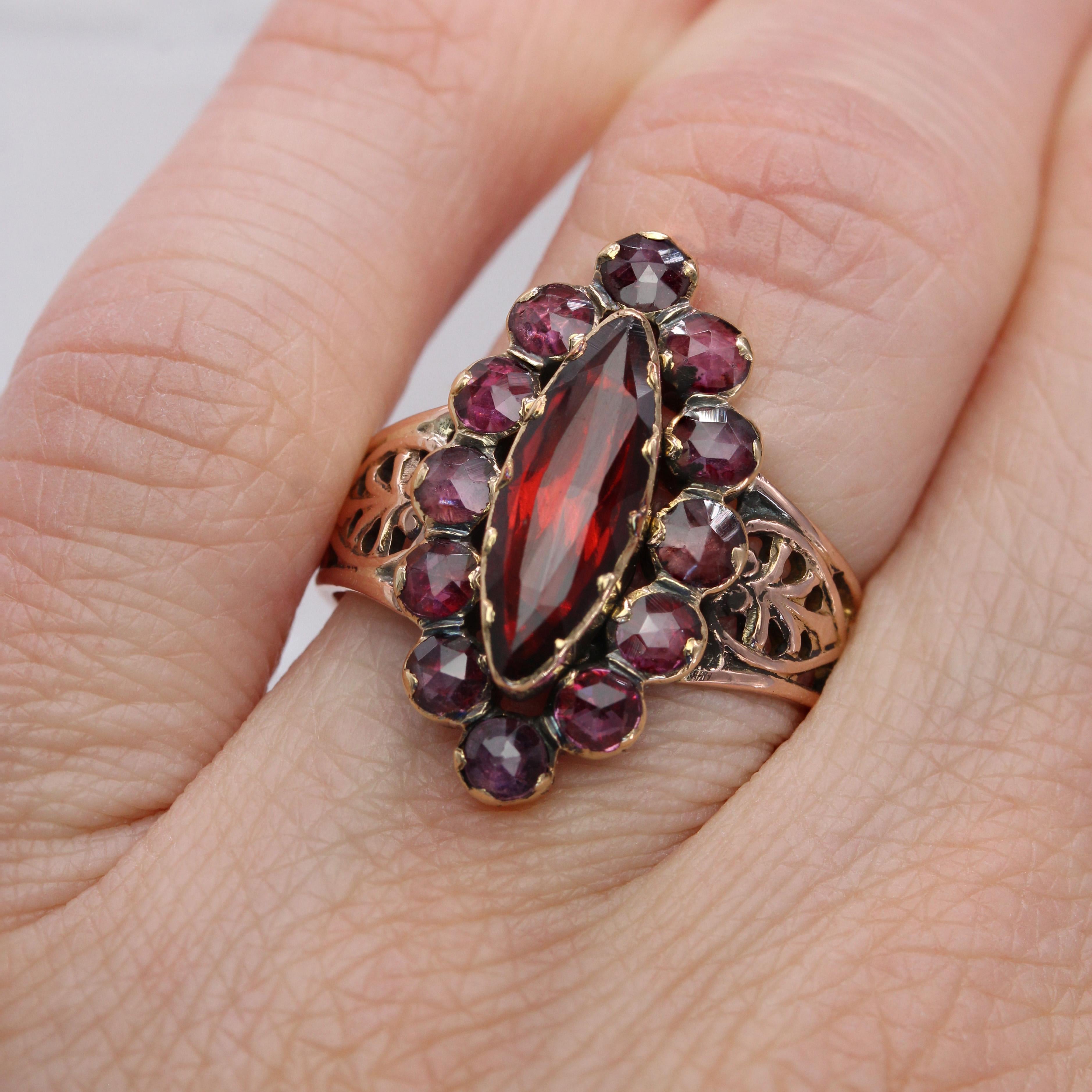 Bague marquise française du 19ème siècle en or rose 18 carats et grenats en vente 1