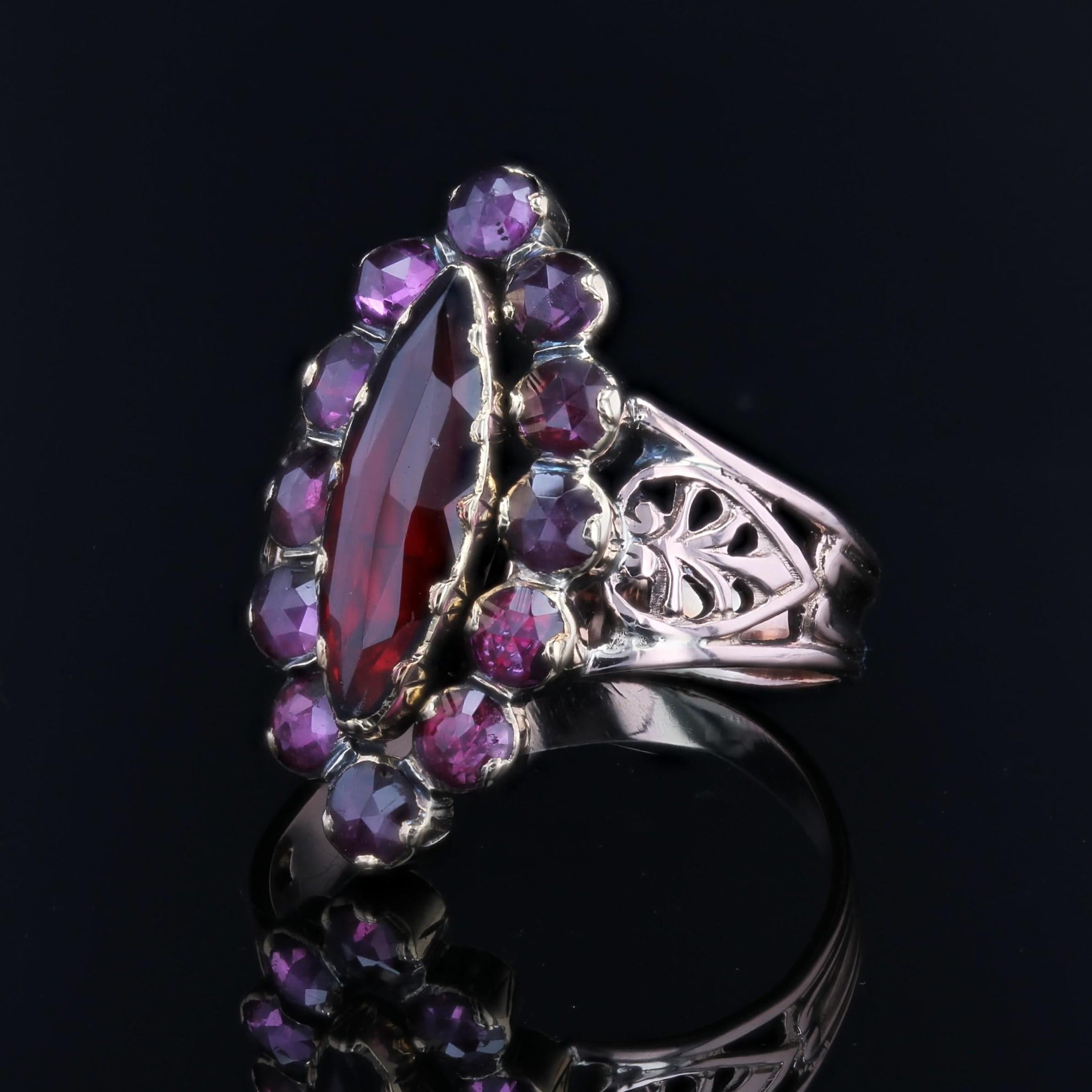 Bague marquise française du 19ème siècle en or rose 18 carats et grenats en vente 2