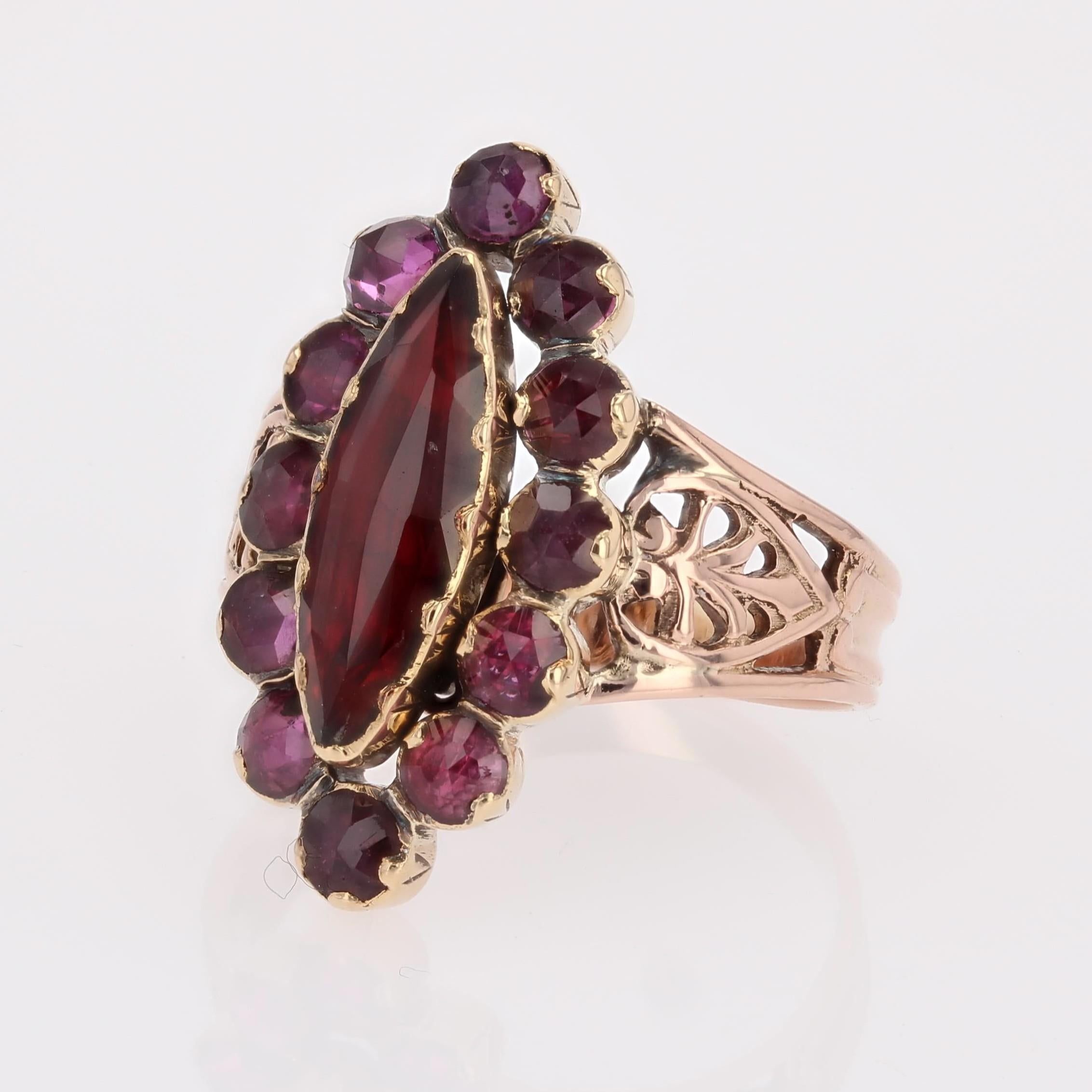 Bague marquise française du 19ème siècle en or rose 18 carats et grenats en vente 3
