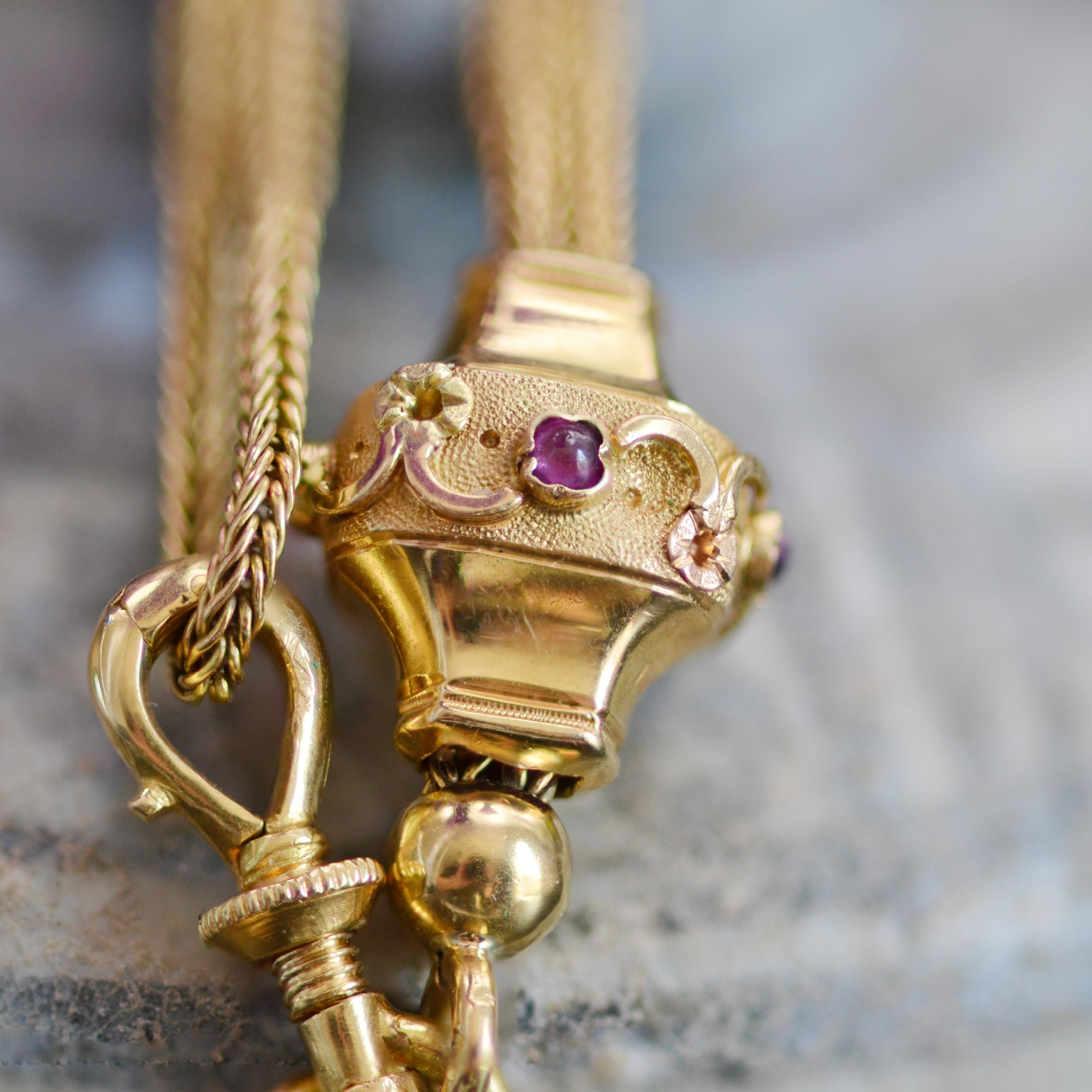 Long collier français du 19ème siècle en or jaune 18 carats avec médaillon et pompon en grenat  en vente 6