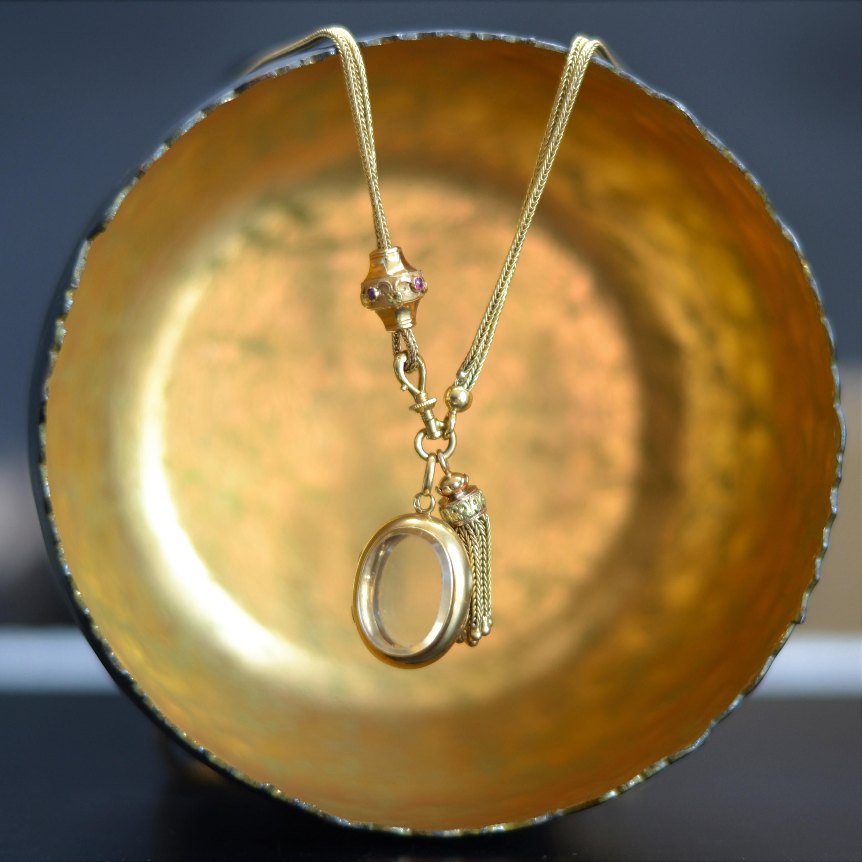 Long collier français du 19ème siècle en or jaune 18 carats avec médaillon et pompon en grenat  en vente 1