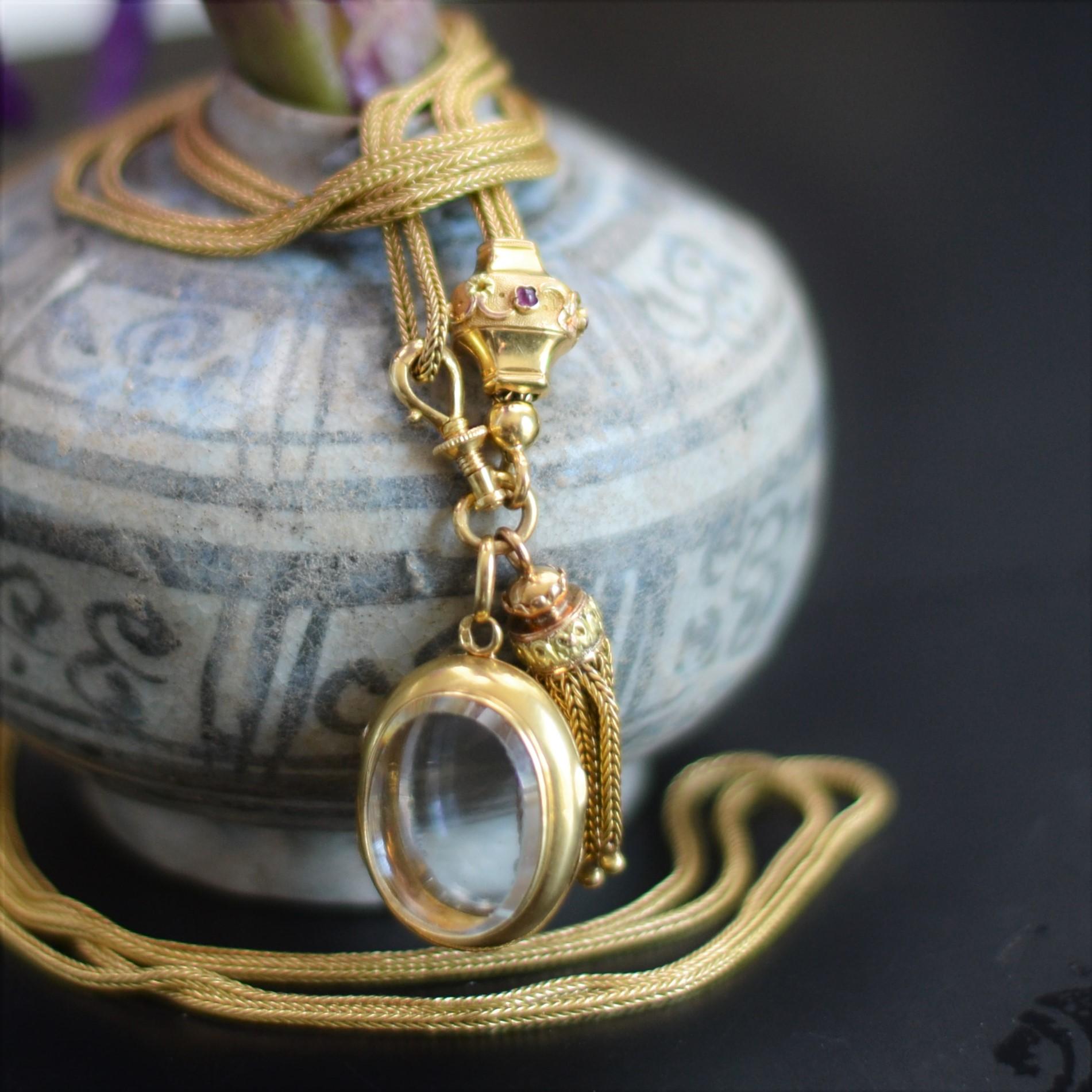 Long collier français du 19ème siècle en or jaune 18 carats avec médaillon et pompon en grenat  en vente 2