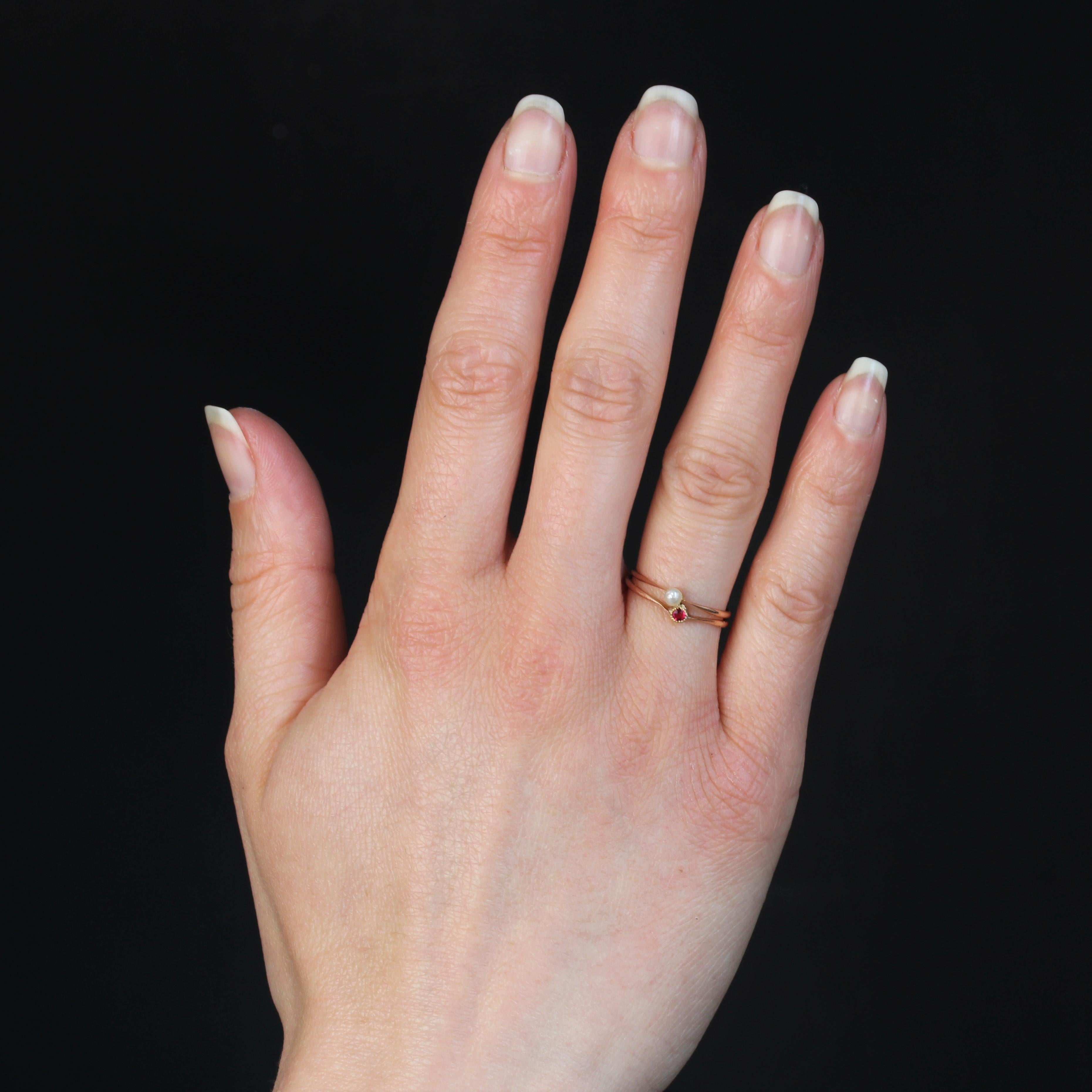 Ring aus 18 Karat Roségold, Adlerkopfpunze.
Feiner antiker Ring, er besteht aus 2 Ringen, die jeweils aus einer feinen Halbperle und einer runden, geschlossenen Granatperle bestehen, die asymmetrisch angeordnet sind.
Höhe: ca. 5,5 mm, Breite: ca. 5