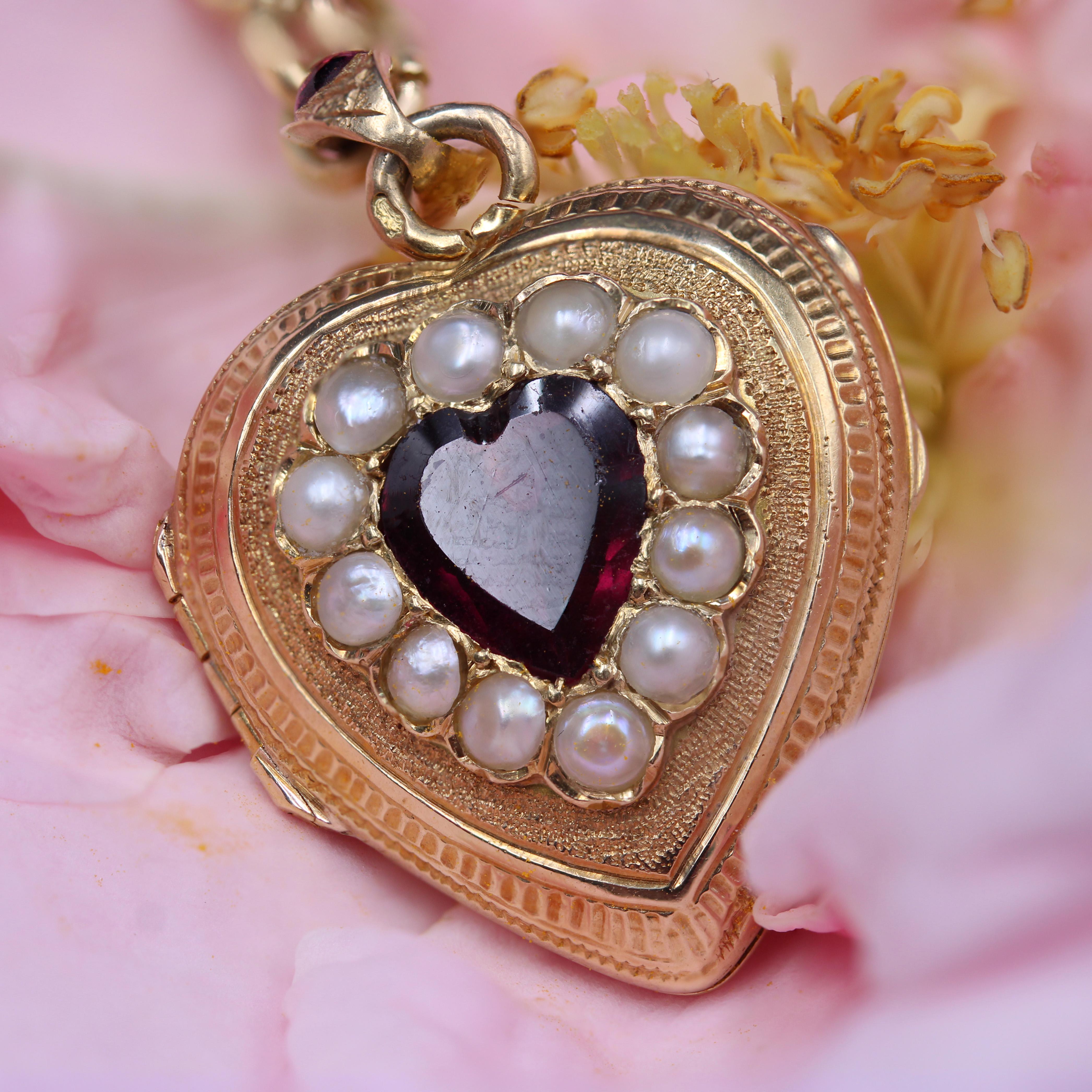 Médaillon et chaîne français du 19ème siècle en or jaune 18 carats avec grenats fins et perles en vente 4