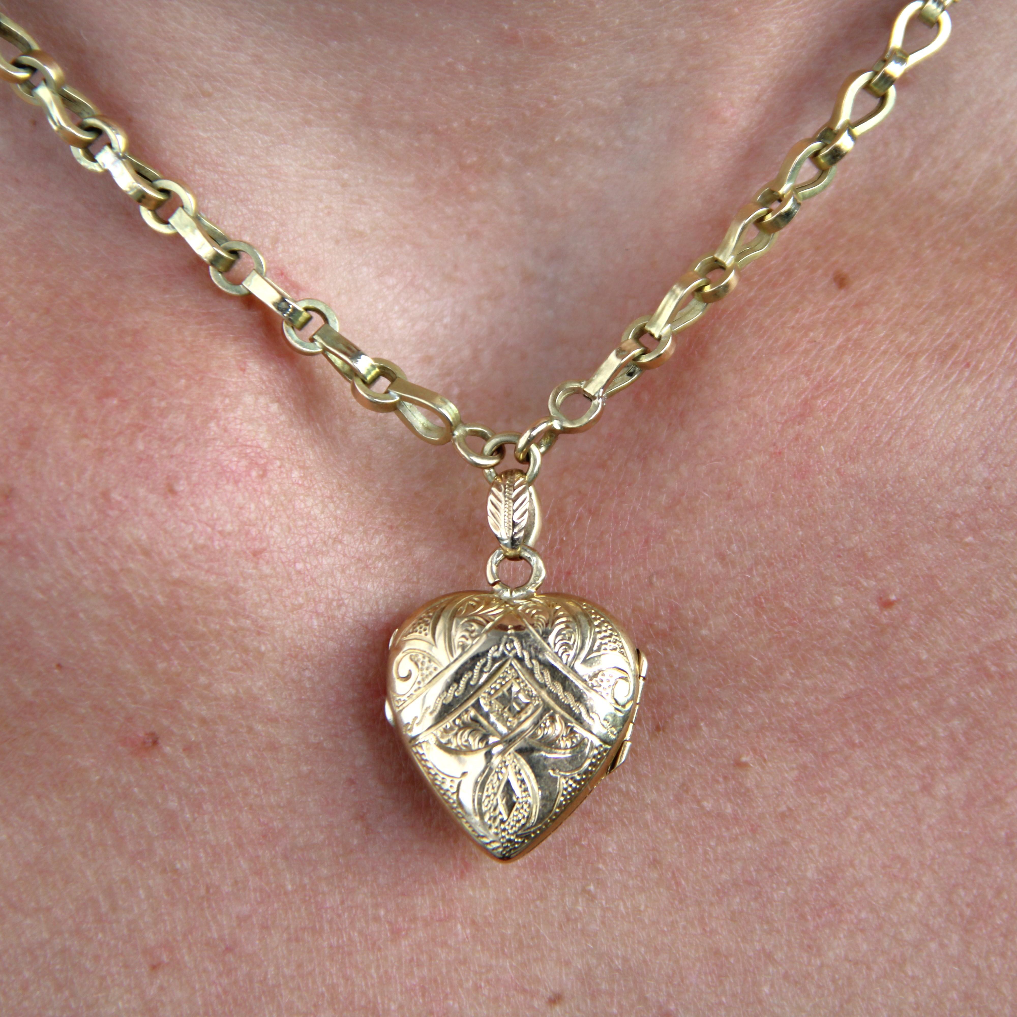 Médaillon et chaîne français du 19ème siècle en or jaune 18 carats avec grenats fins et perles en vente 9