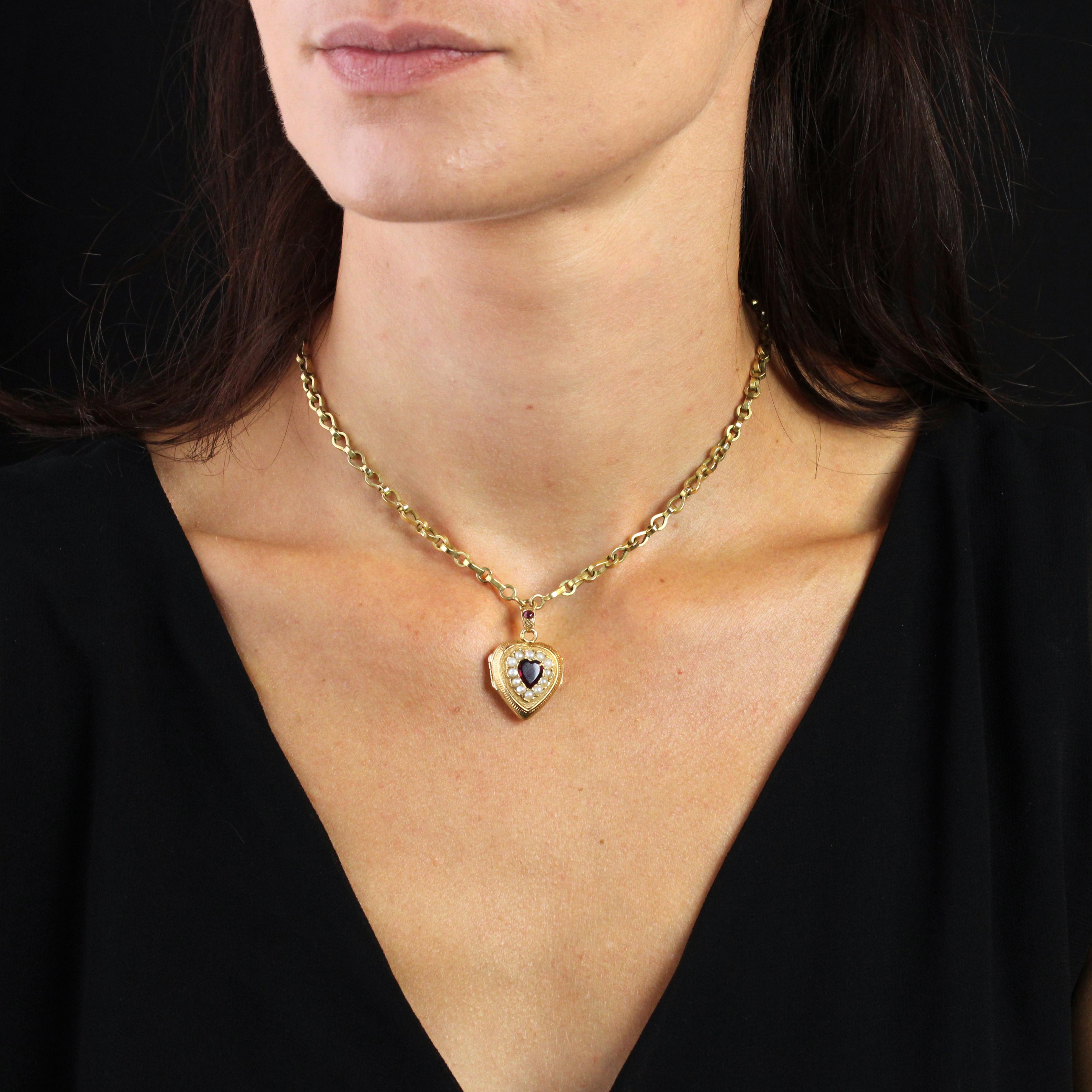 Chaîne en or jaune 18 carats, poinçon tête d'aigle.
Cette chaîne est composée d'une alternance d'anneaux ronds et d'anneaux en forme de poire et se ferme à l'aide d'un mousqueton. Il supporte un pendentif en forme de cœur délicatement ciselé et orné