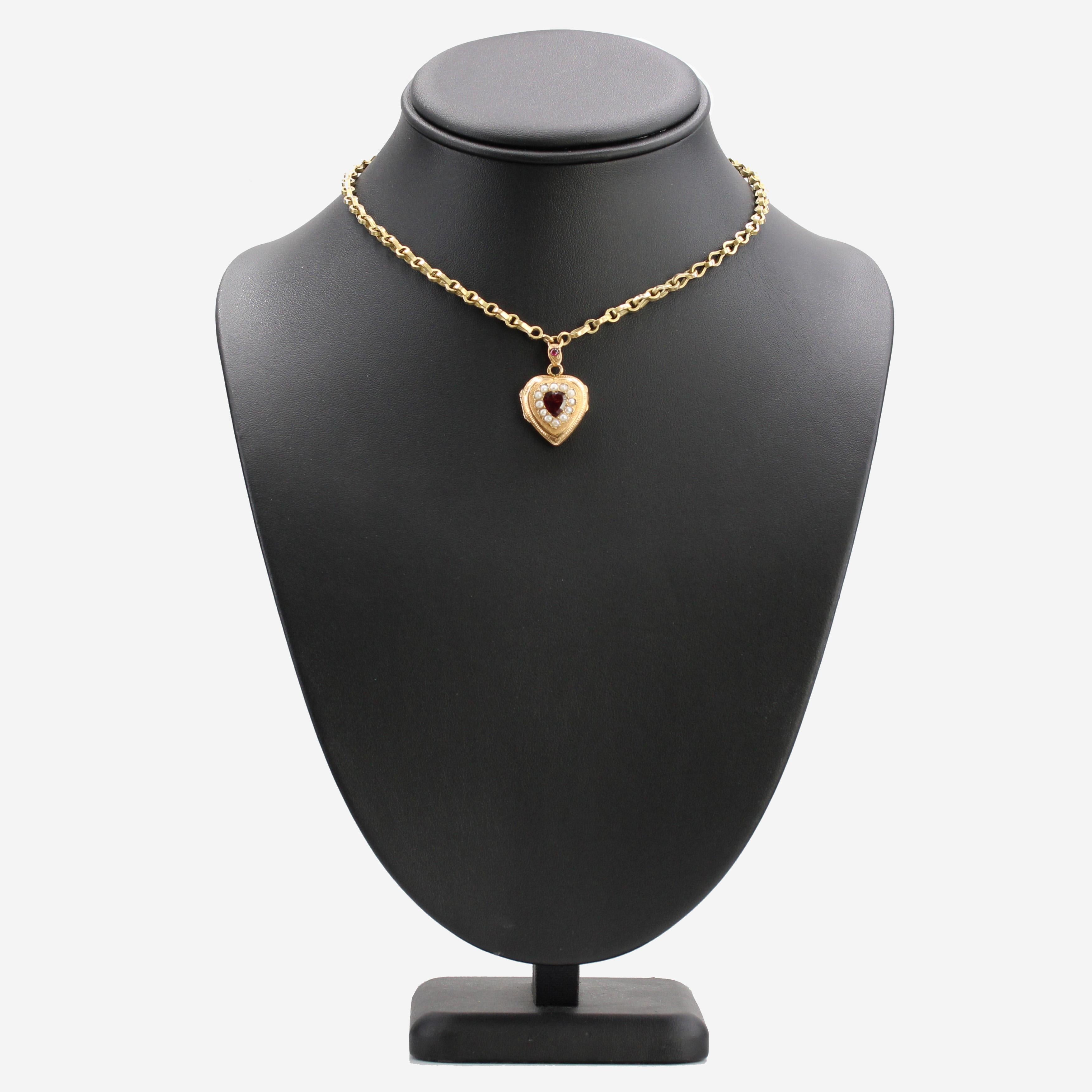 Médaillon et chaîne français du 19ème siècle en or jaune 18 carats avec grenats fins et perles en vente 1