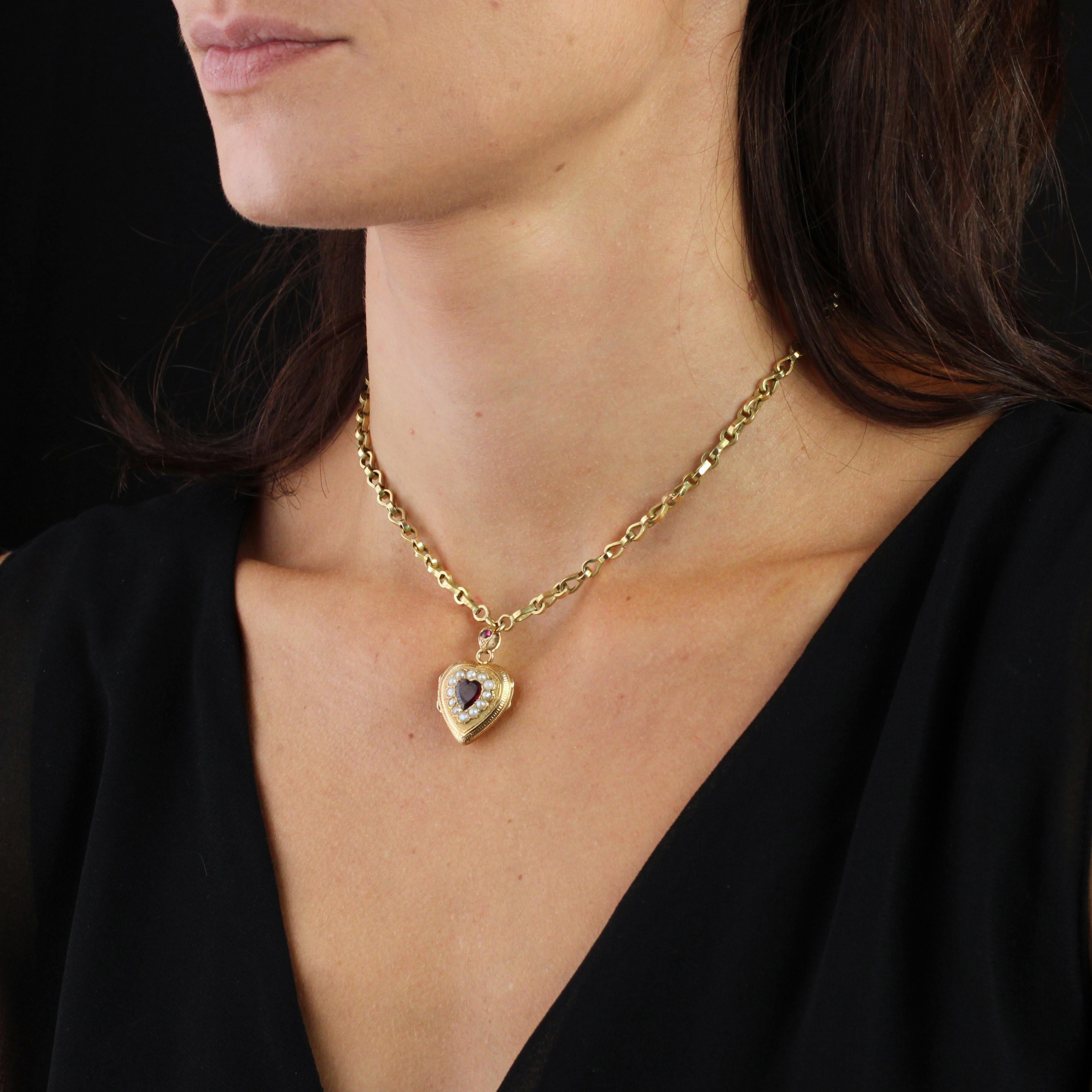 Médaillon et chaîne français du 19ème siècle en or jaune 18 carats avec grenats fins et perles en vente 2