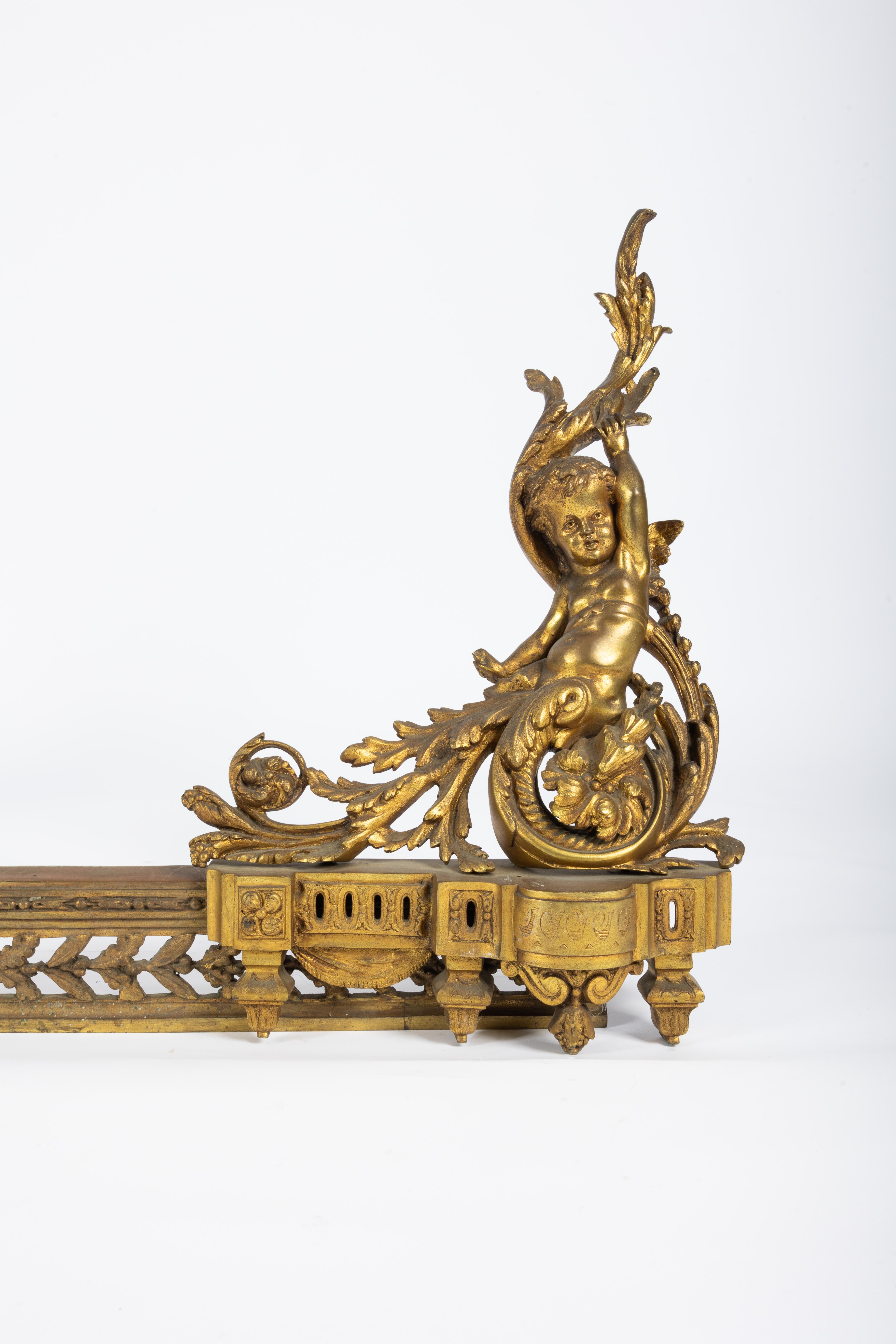 Alare da camino francese del XIX secolo in bronzo dorato con 2 putti 

Stile Luigi XVI

Bronzo fuso con doratura.
Patina originale, che non è stata rilucidata.
Buone condizioni.

Consiste in due solide ali laterali con le due statue dei putti e una