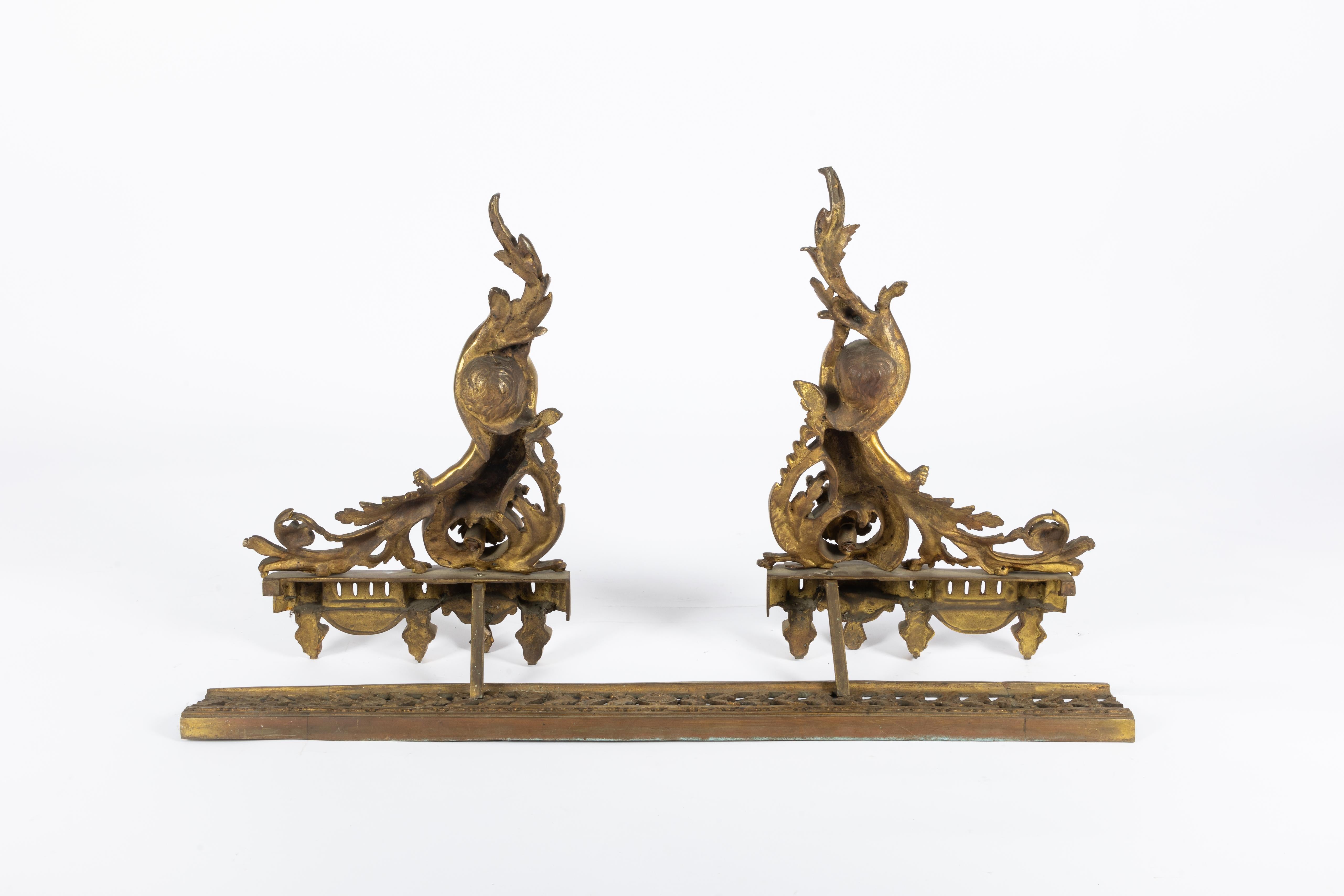 Calco Camino francese del XIX secolo in bronzo dorato con 2 putti in stile Luigi XVI in vendita