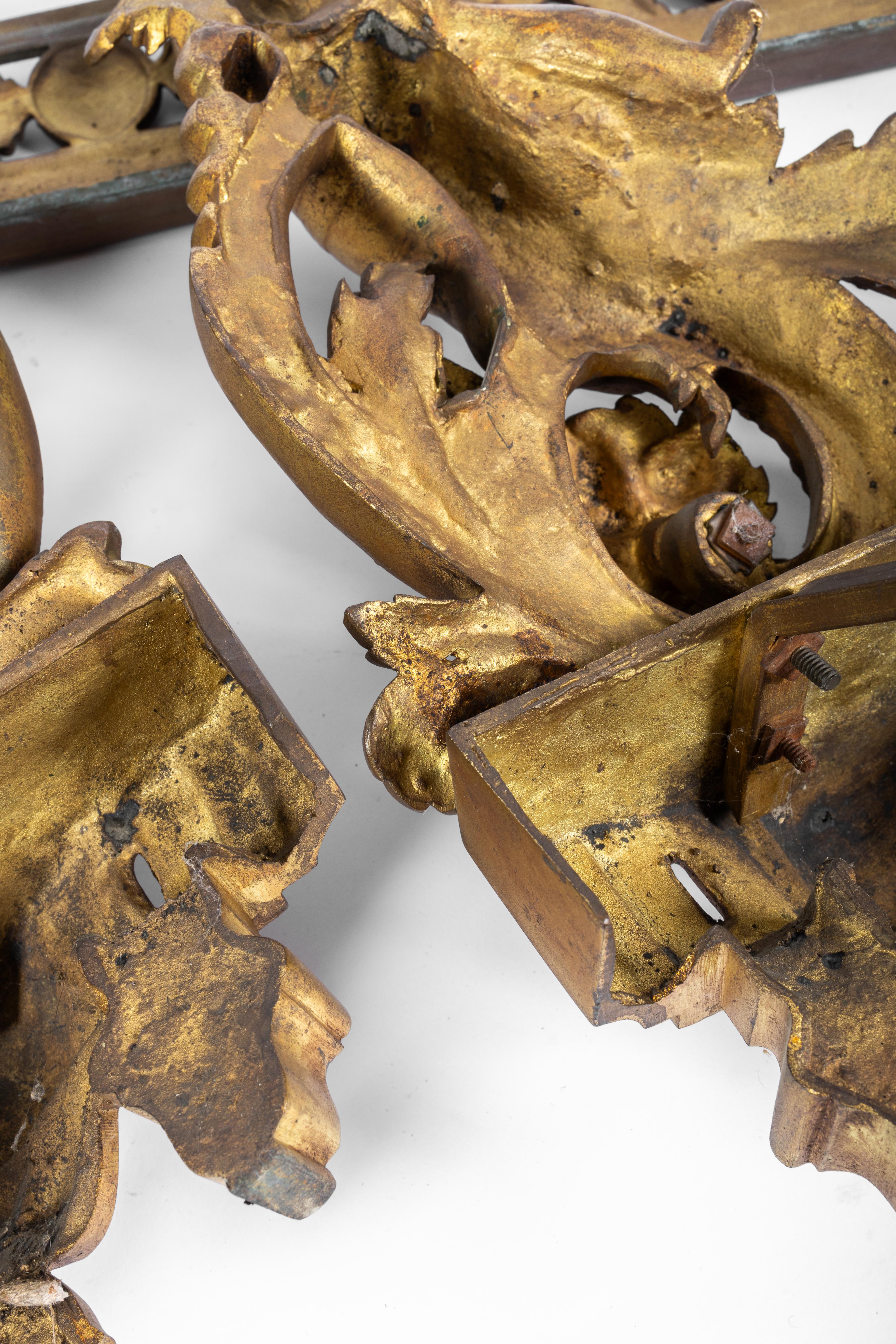 Bronzo Camino francese del XIX secolo in bronzo dorato con 2 putti in stile Luigi XVI in vendita