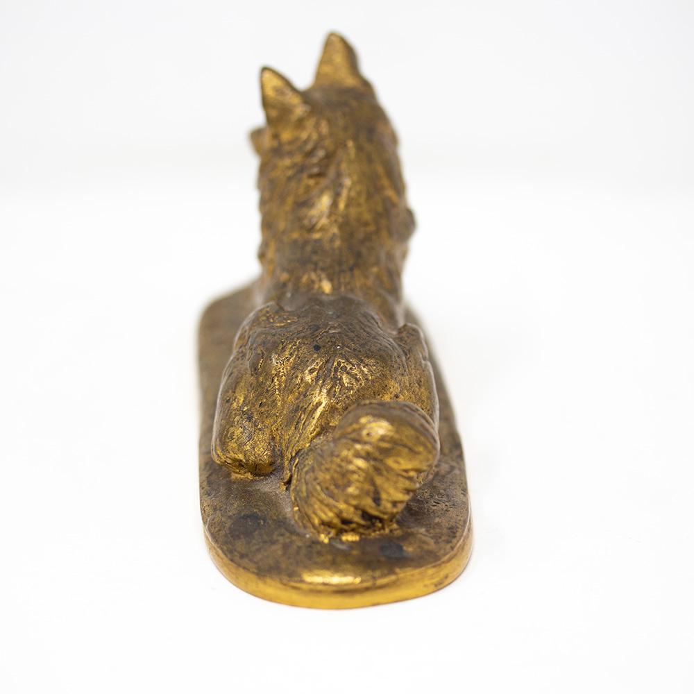 Beau modèle français de chien en bronze doré du XIXe siècle. Le bronze a été magnifiquement coulé par le célèbre sculpteur français Emmanuel Frémiet. Moulée comme un Samoyède couché sur une base ovale allongée. Le bronze est signé à la fois par le