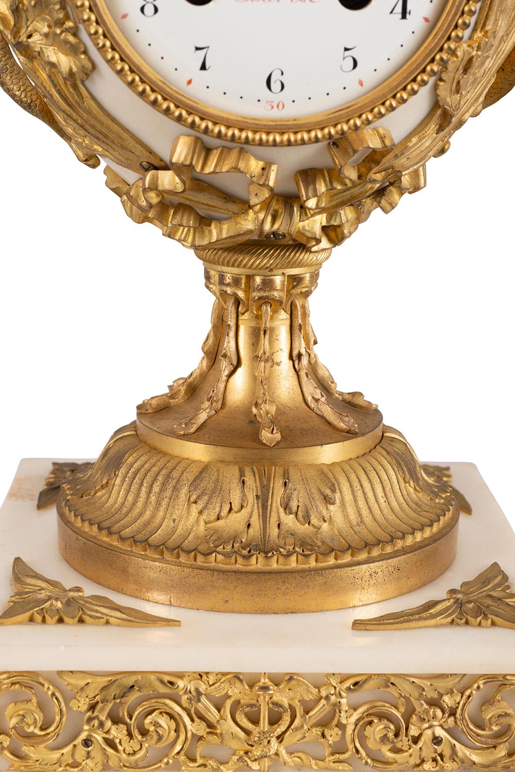 Français Pendule de cheminée française du 19e siècle en bronze doré et marbre en vente