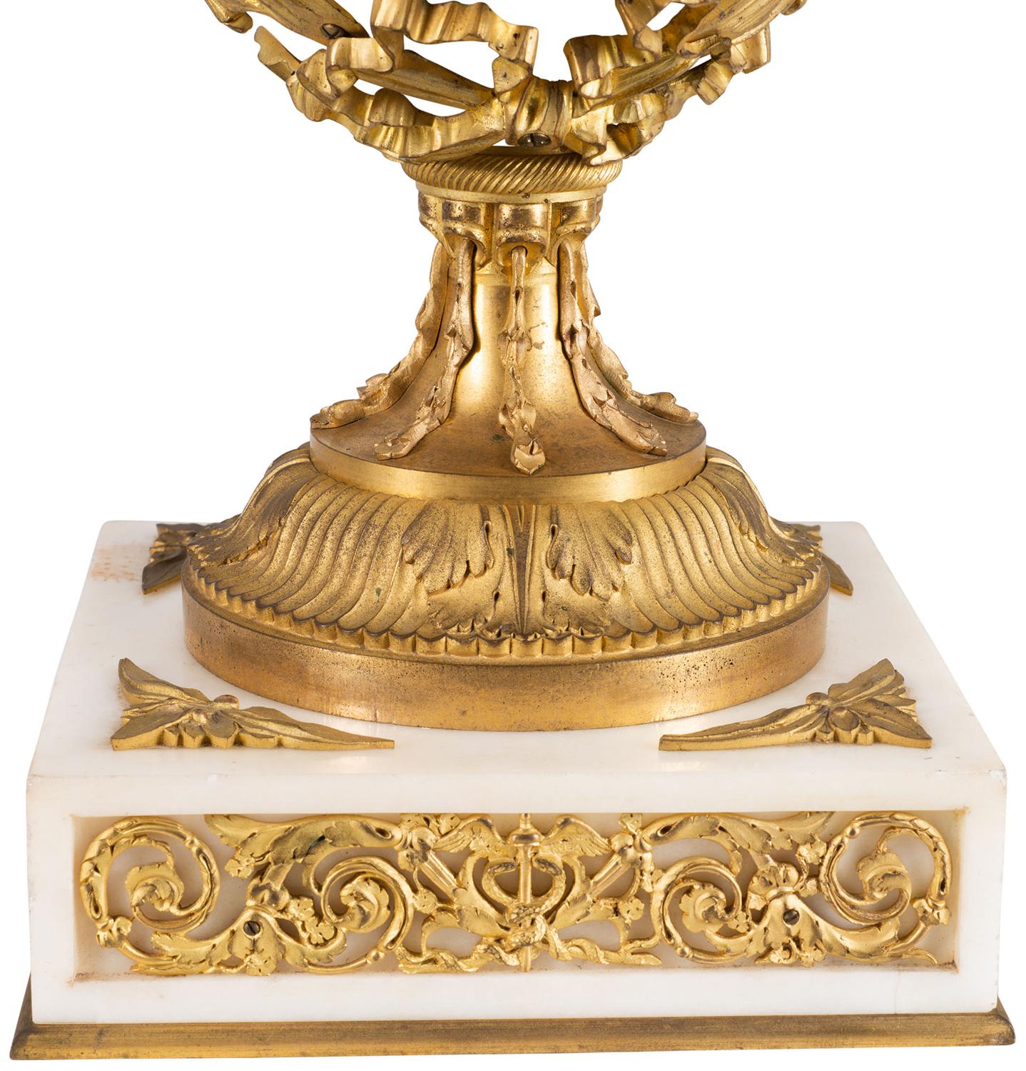 Sculpté Pendule de cheminée française du 19e siècle en bronze doré et marbre en vente