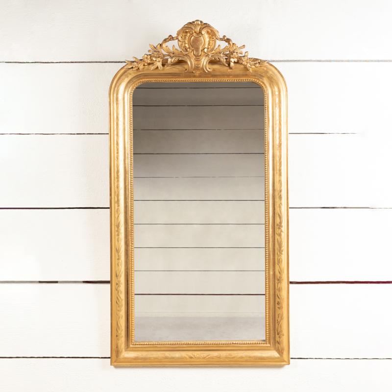 Specchio in legno dorato con piccolo frontone, decorazioni floreali, belle perle, doratura, specchio originale, pavimento in legno.
Periodo Louis Philippe - Francia, XIX secolo.

Altezza 137 cm - 53,94 po
Larghezza 72 cm - 28,35 po