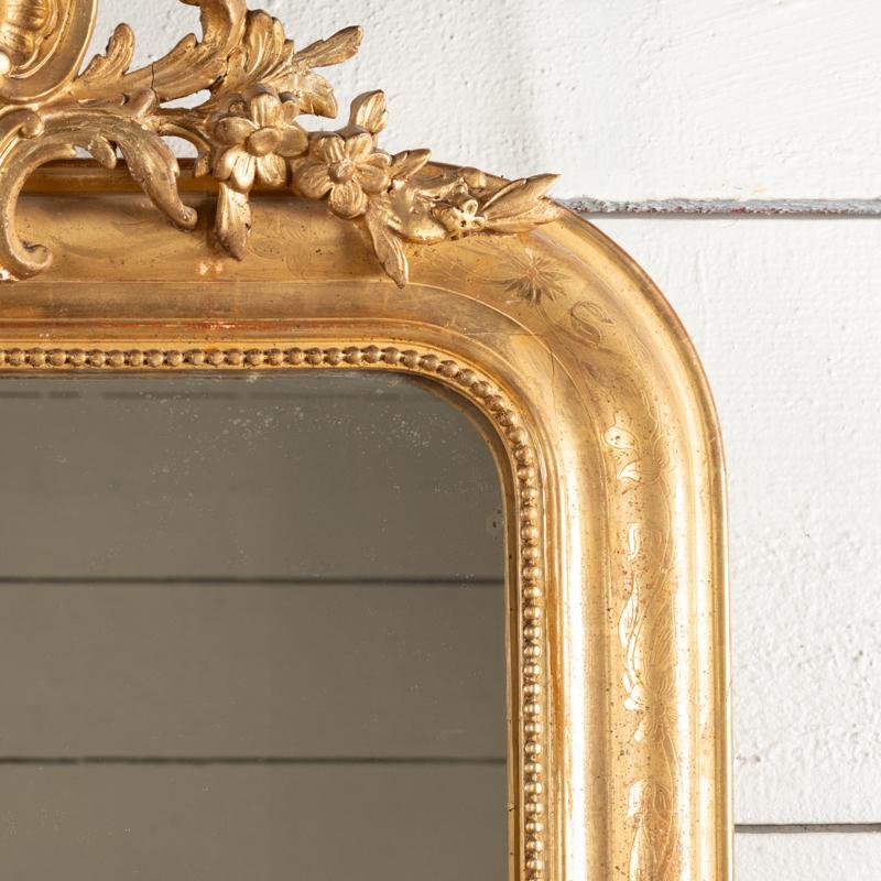 Francese Specchio in legno dorato del XIX secolo con piccolo frontone in vendita
