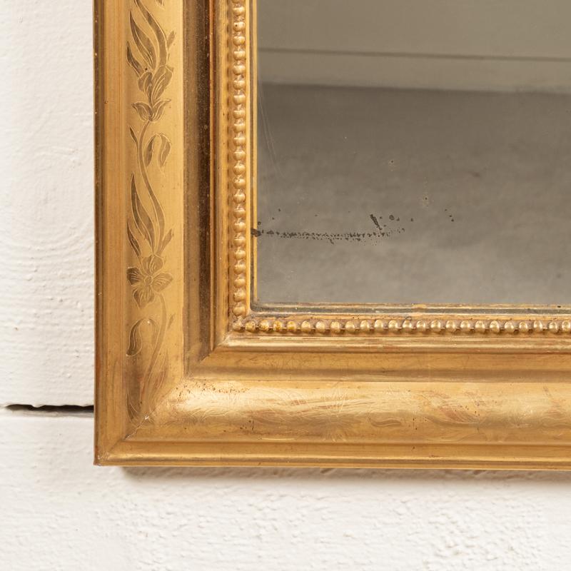Dorato Specchio in legno dorato del XIX secolo con piccolo frontone in vendita