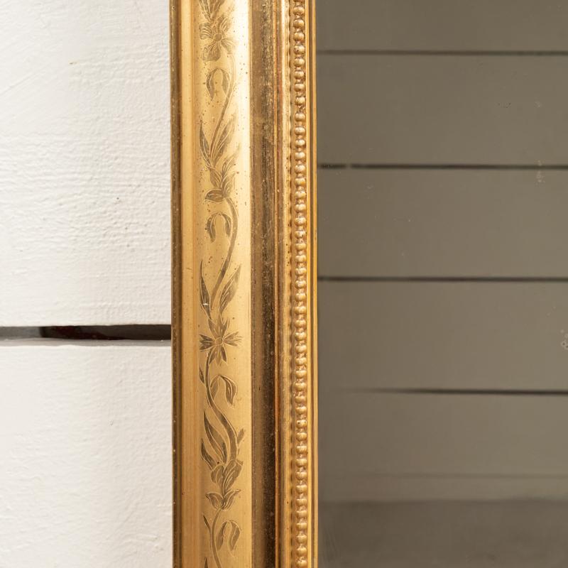 Specchio in legno dorato del XIX secolo con piccolo frontone In condizioni buone in vendita a SAINT-OUEN-SUR-SEINE, FR