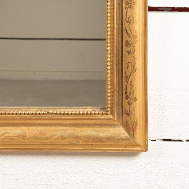 Metà XIX secolo Specchio in legno dorato del XIX secolo con piccolo frontone in vendita