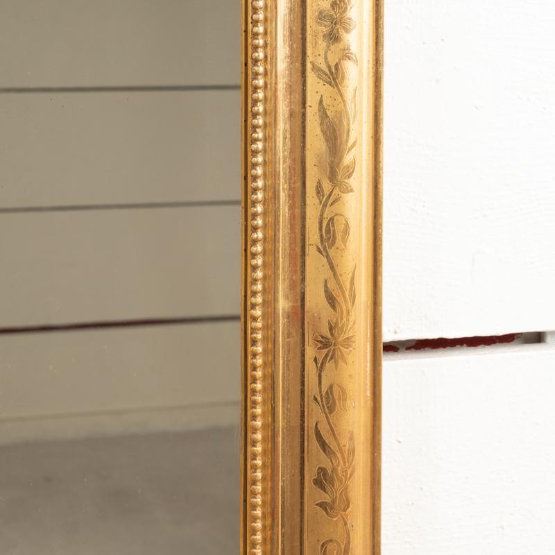 Foglia d’oro Specchio in legno dorato del XIX secolo con piccolo frontone in vendita