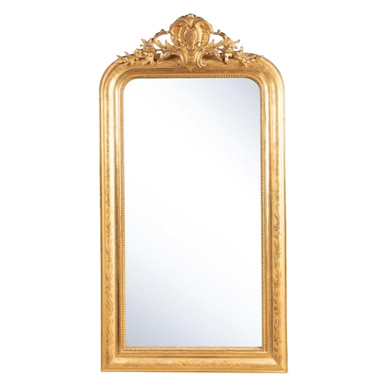 Miroir à petit fronton en bois doré du 19ème siècle