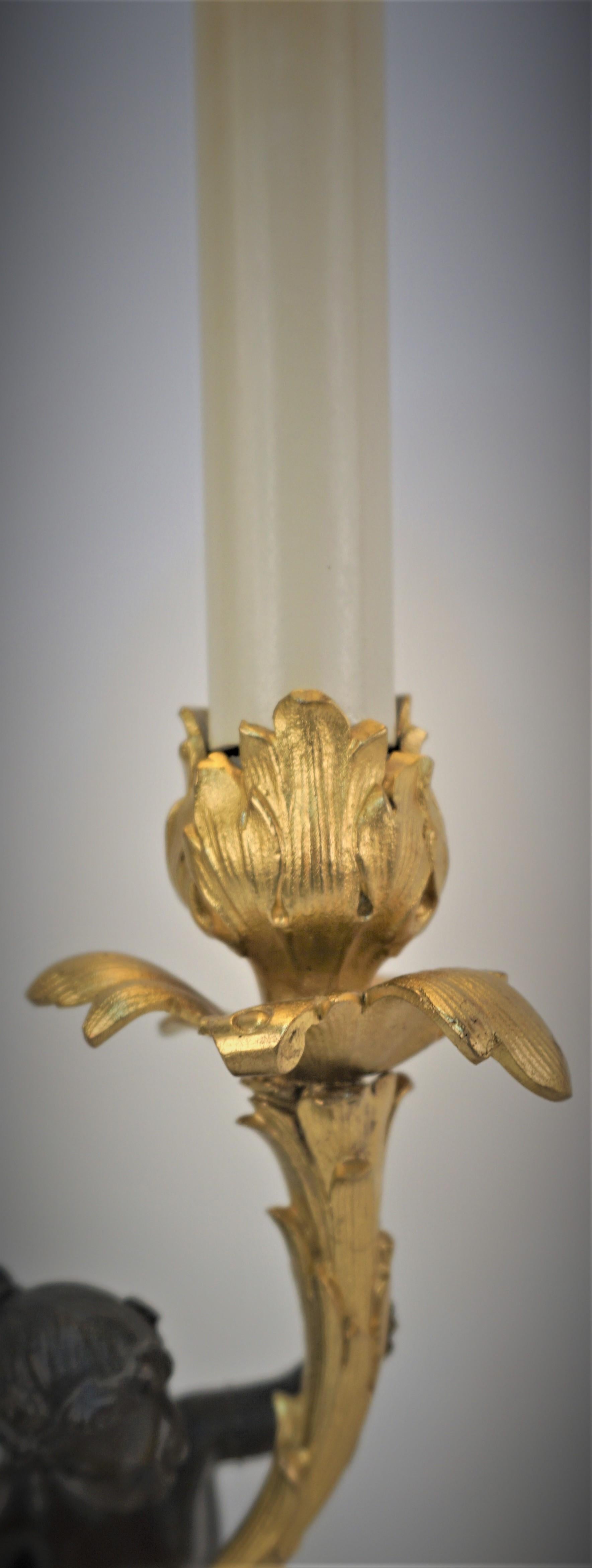 Französische Kerzenständerlampe aus vergoldeter und oxidierter Bronze, 19. Jahrhundert  im Angebot 6