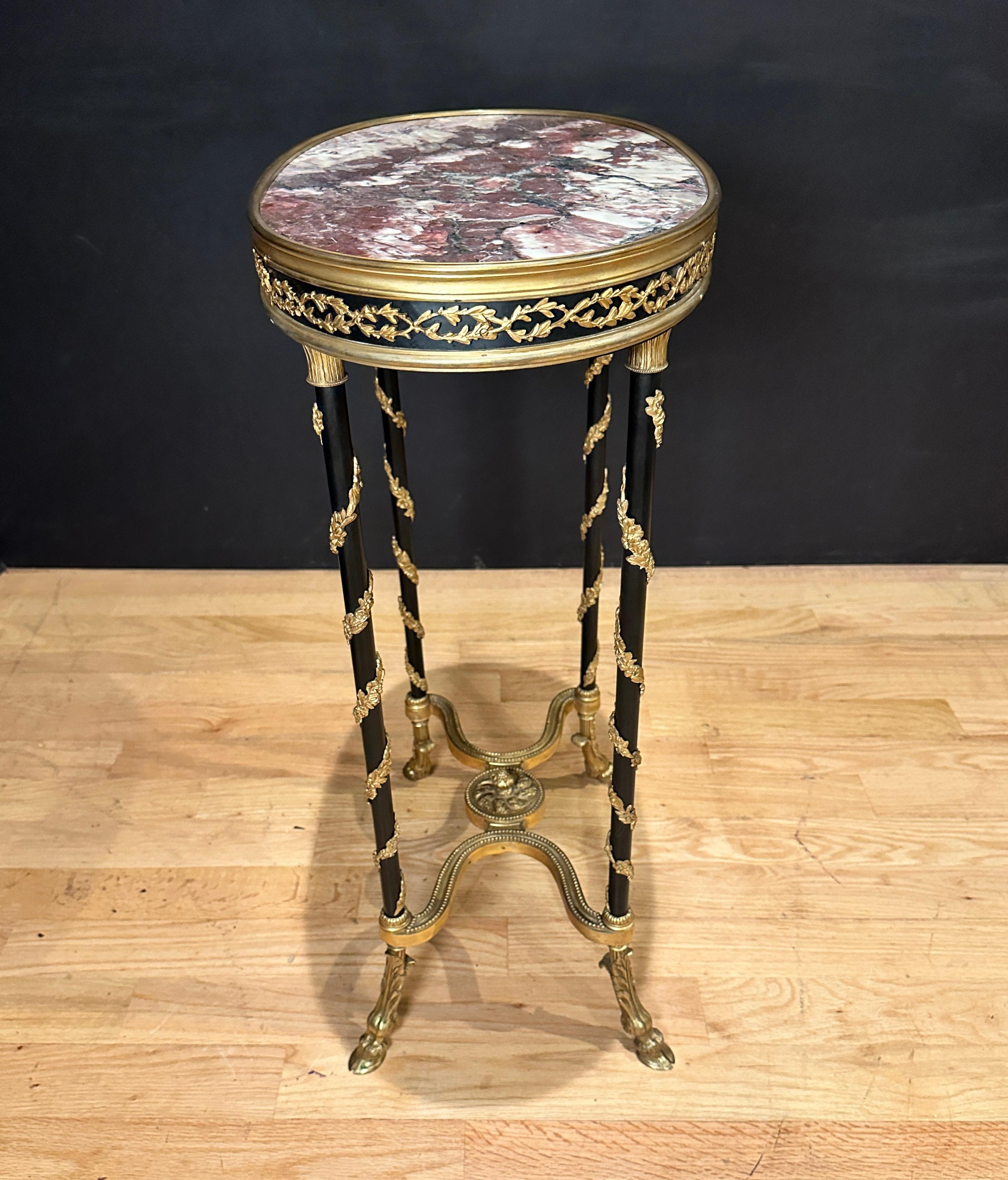 Louis XVI Table d'appoint française du 19ème siècle en bronze doré et patiné en vente